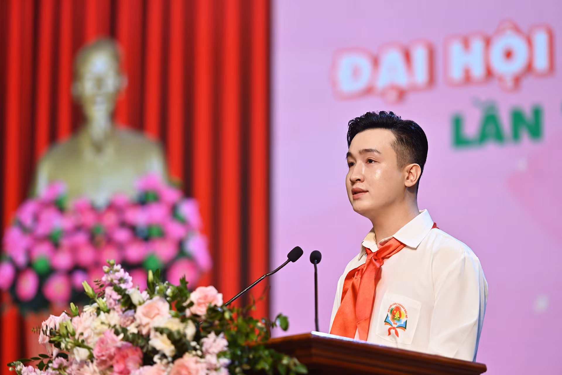 Phó Bí thư Thành đoàn, Chủ tịch Hội đồng Đội Thành phố Hà Nội Đào Đức Việt đọc diễn văn khai mạc Đại hội.