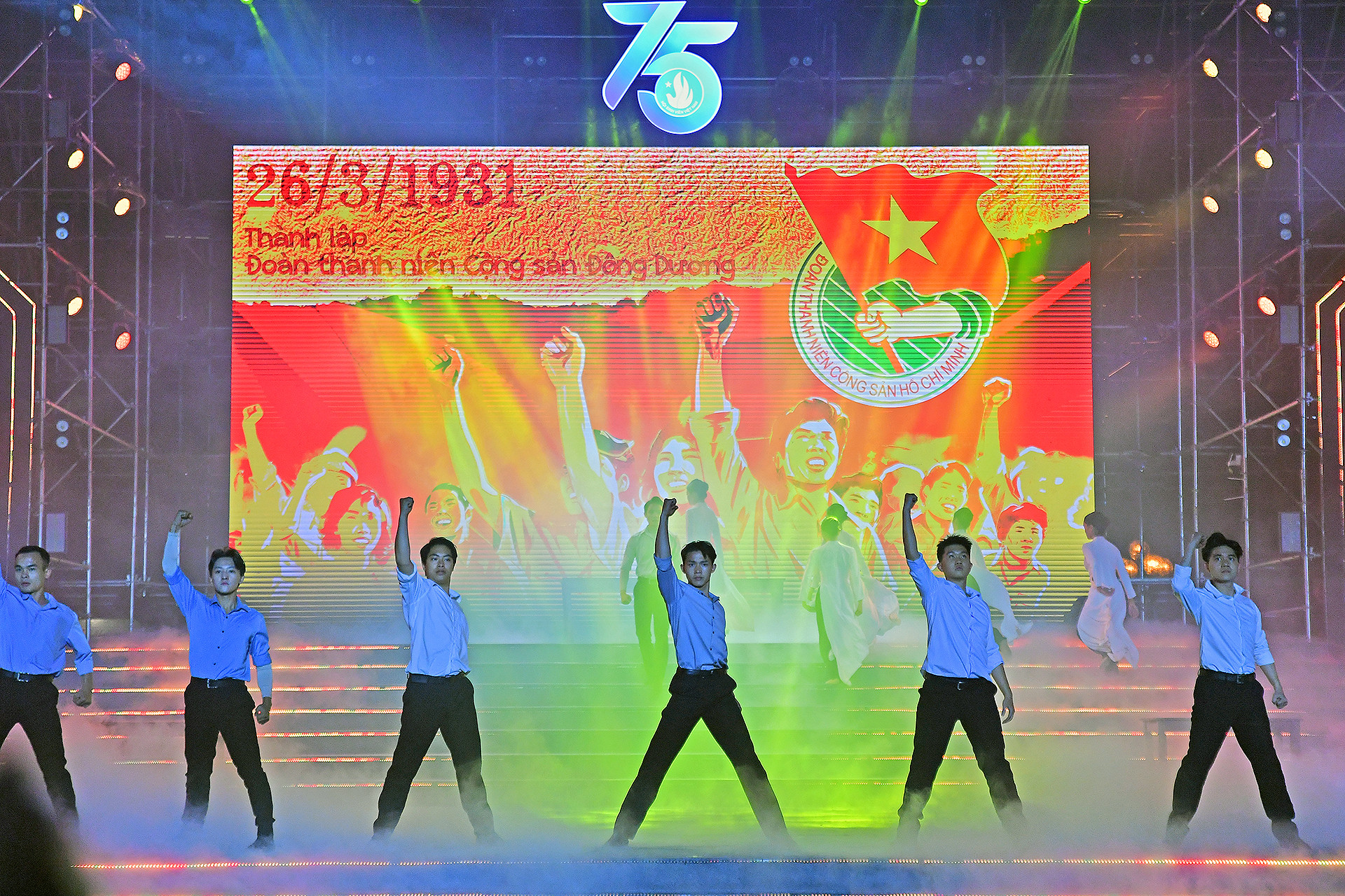 Tiết mục nghệ thuật mở màn chương trình với nội dung về truyền thống của học sinh, sinh viên Việt Nam.