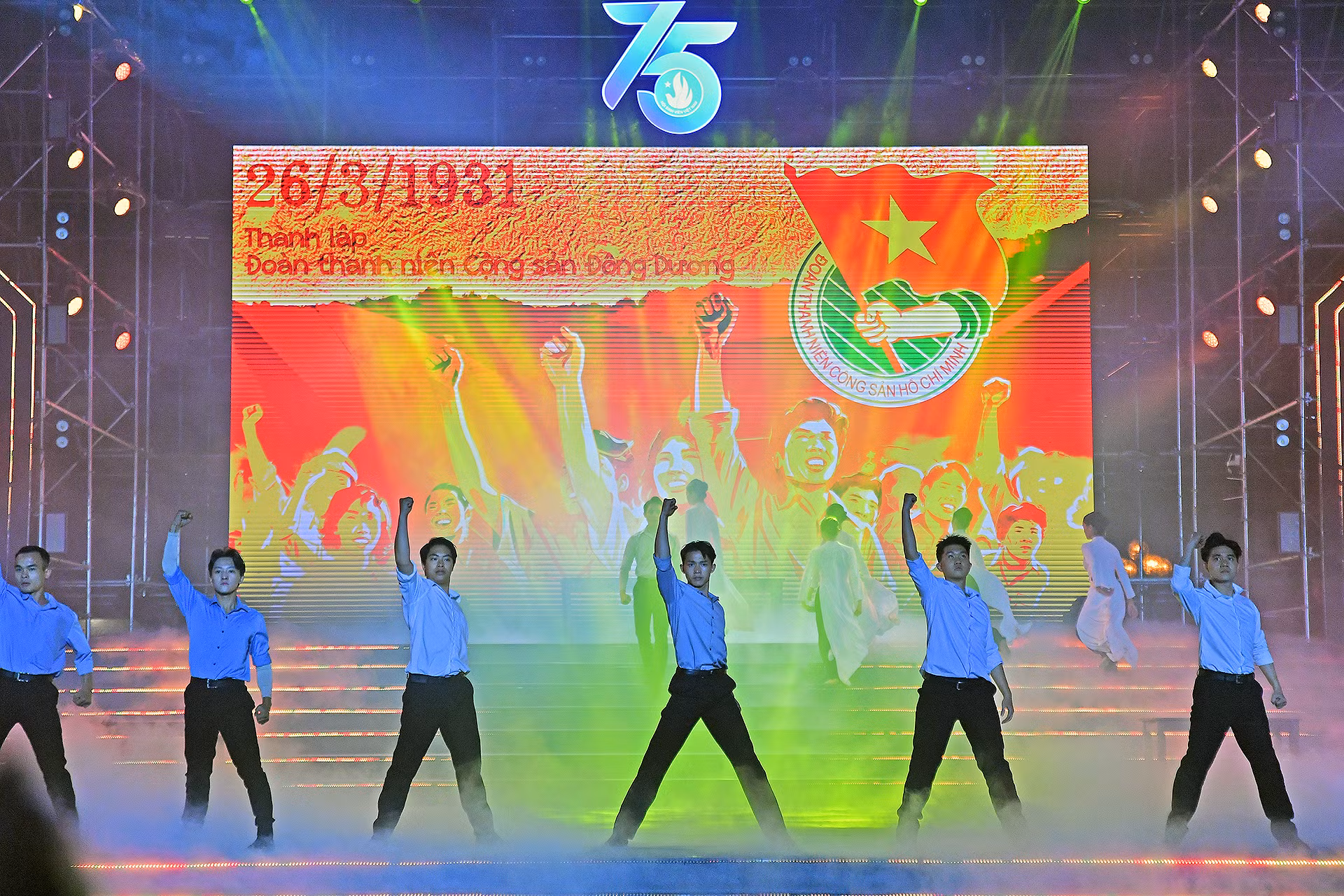 Tiết mục nghệ thuật mở màn chương trình với nội dung về truyền thống của học sinh, sinh viên Việt Nam.