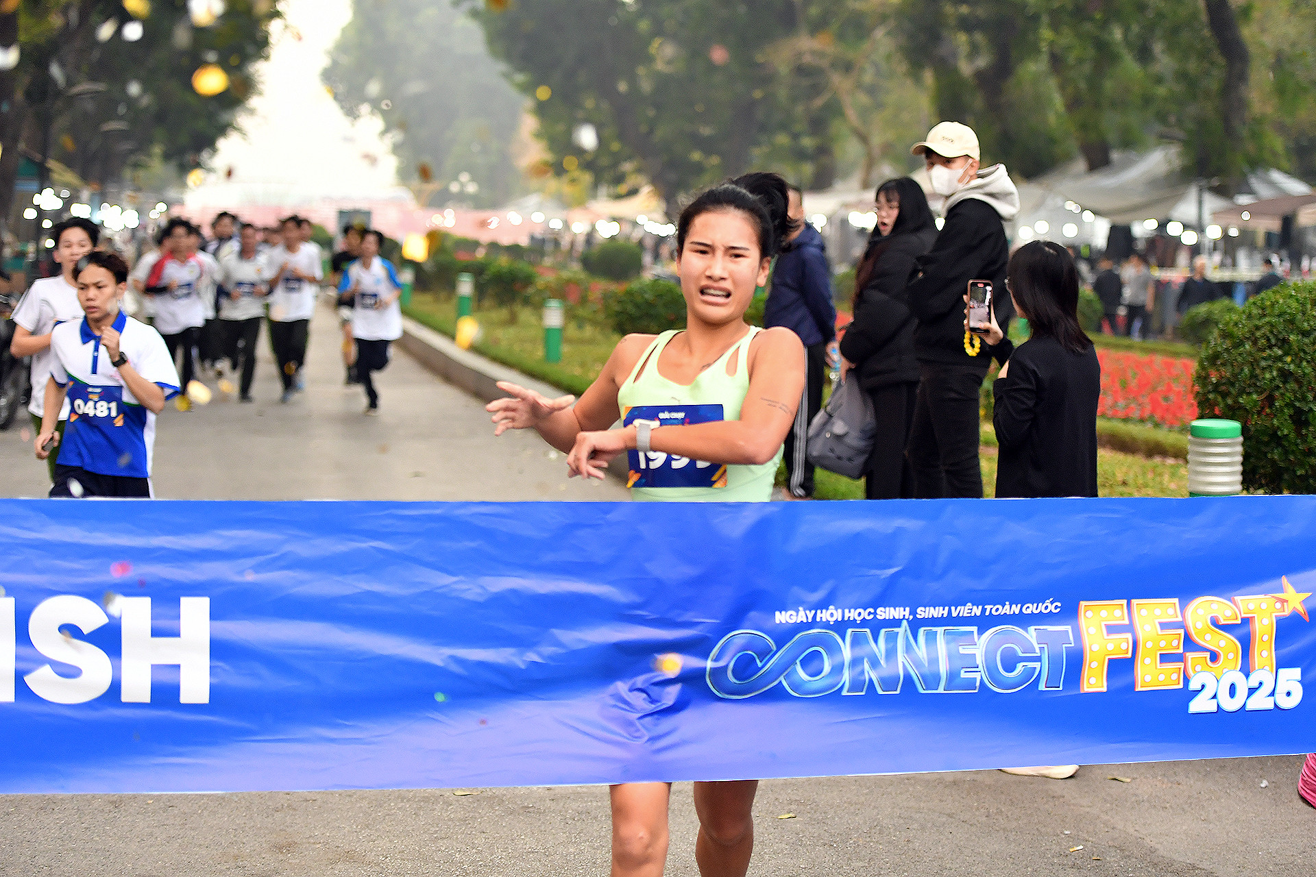 Từ 7 đến 8 giờ sáng ngày 5/1, các vận động viên đã thi đấu tại Công viên Thống nhất (Hà Nội). Trong ảnh là nữ vận động viên về nhất ở nội dung cá nhân nữ của giải chạy.