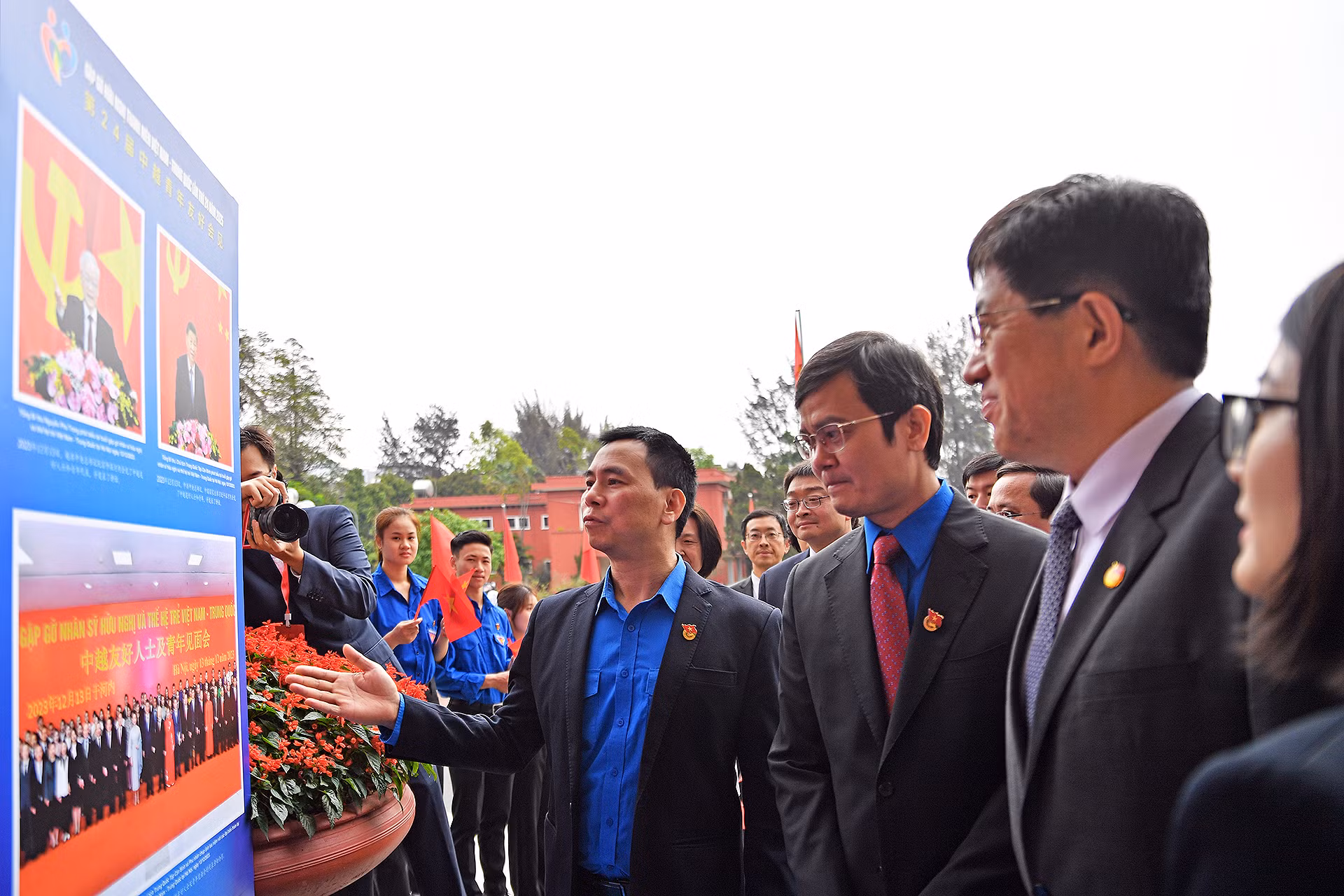 Các đại biểu tham quan triển lãm ảnh về mối quan hệ hữu nghị truyền thống giữa hai Đảng, Nhà nước và thành quả hợp tác của thanh niên hai nước.