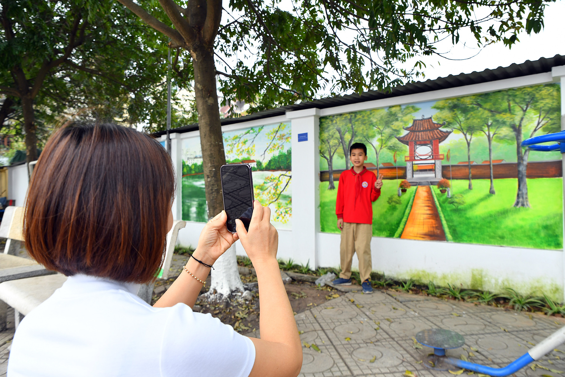 Người dân huyện Thanh Trì phấn khởi với công trình "Con đường bích họa".