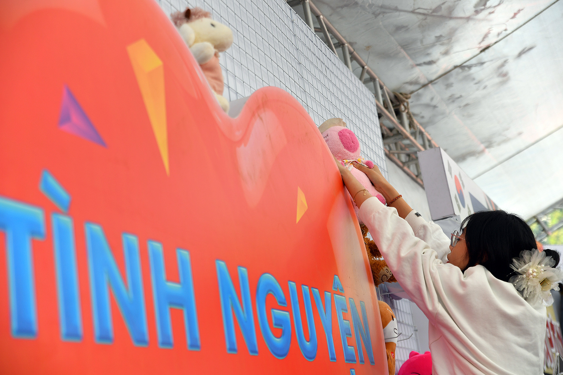 Ở khu vực Tình nguyện tốt năm nay, các bạn trẻ đã có sáng kiến huy động thú bông qua sử dụng để vệ sinh, làm mới và trao tặng thiếu nhi vùng sâu, vùng xa, vùng điều kiện kinh tế khó khăn trên khắp cả nước.