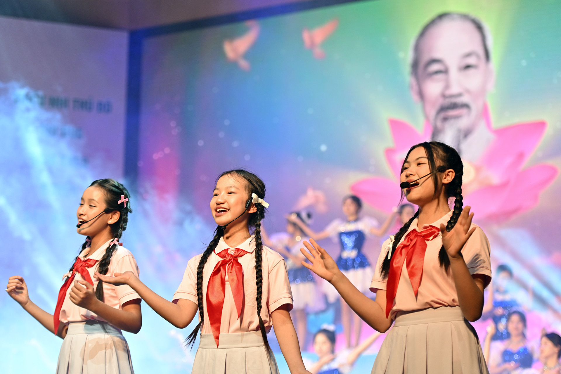 Thiếu nhi Thủ đô cất cao những bài hát ca ngợi Chủ tịch Hồ Chí Minh tại Đại hội. Thiếu nhi Thủ đô cất cao những bài hát ca ngợi Chủ tịch Hồ Chí Minh tại Đại hội.