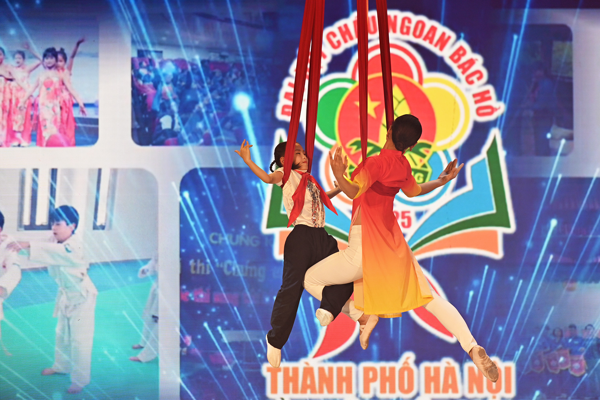 Tiết mục đặc sắc do hai mẹ con nữ nghệ sĩ Thủ đô trình diễn. Tiết mục đặc sắc do hai mẹ con nữ nghệ sĩ Thủ đô trình diễn.