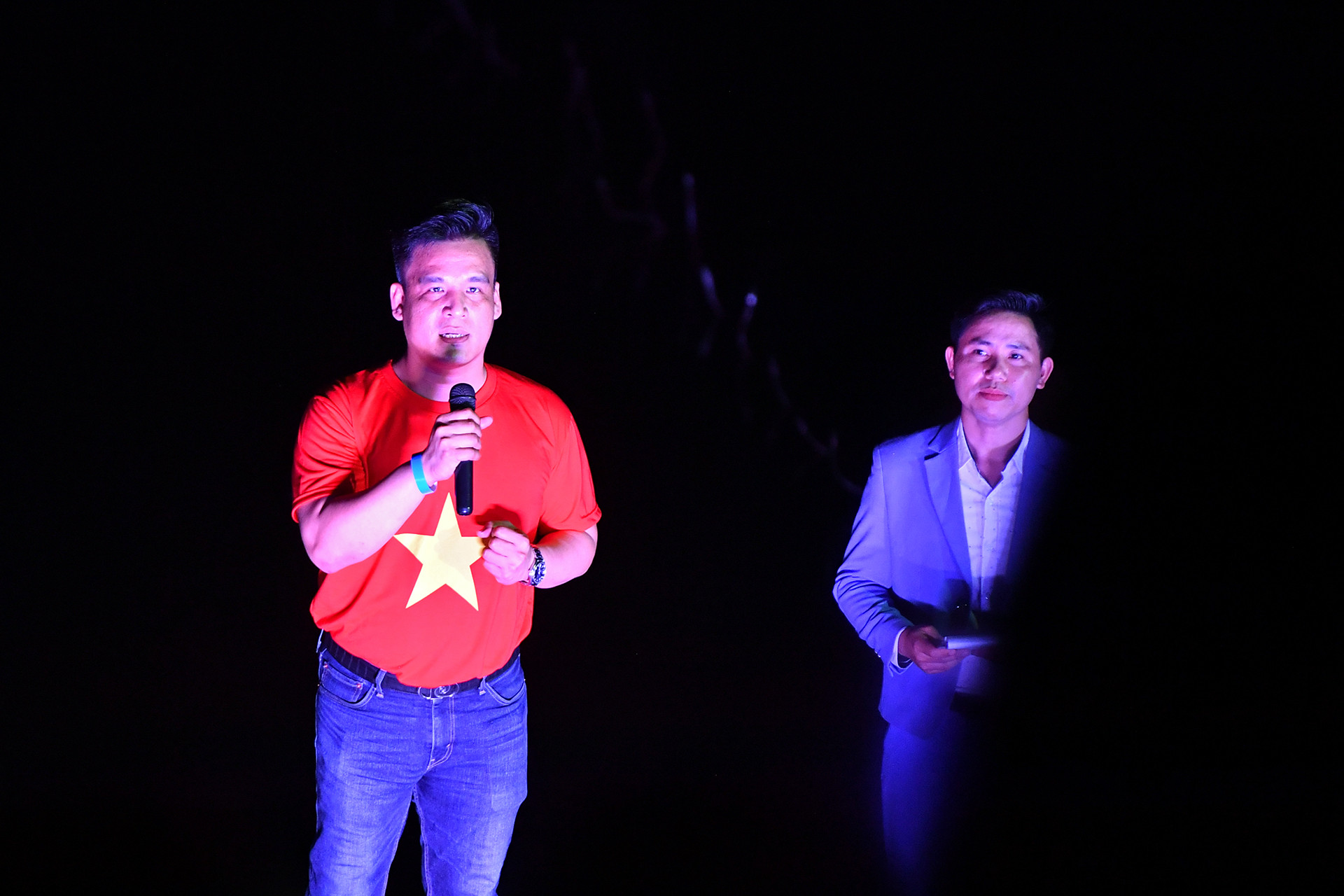 "Với những người yếu thế, văn hóa truyền thống chính là điểm tựa tinh thần, ánh sáng soi đường trên hành trình vượt qua nghịch cảnh để hòa nhập, khẳng định giá trị bản thân và đóng góp cho cộng đồng. Hôm nay, những làn điệu chèo, tiếng sáo, tiếng trống hội... không chỉ là âm thanh của nghệ thuật, mà còn là tiếng nói của quá khứ vọng về hiện tại, kết nối chúng ta bằng niềm tự hào, khát vọng được sống, được vươn lên một cách trọn vẹn, nhân văn nhất", anh Phạm Văn Thành, Chủ tịch Hội Thanh niên Khuyết tật Việt Nam, cho hay. "Với những người yếu thế, văn hóa truyền thống chính là điểm tựa tinh thần, ánh sáng soi đường trên hành trình vượt qua nghịch cảnh để hòa nhập, khẳng định giá trị bản thân và đóng góp cho cộng đồng. Hôm nay, những làn điệu chèo, tiếng sáo, tiếng trống hội... không chỉ là âm thanh của nghệ thuật, mà còn là tiếng nói của quá khứ vọng về hiện tại, kết nối chúng ta bằng niềm tự hào, khát vọng được sống, được vươn lên một cách trọn vẹn, nhân văn nhất", anh Phạm Văn Thành, Chủ tịch Hội Thanh niên Khuyết tật Việt Nam, cho hay.