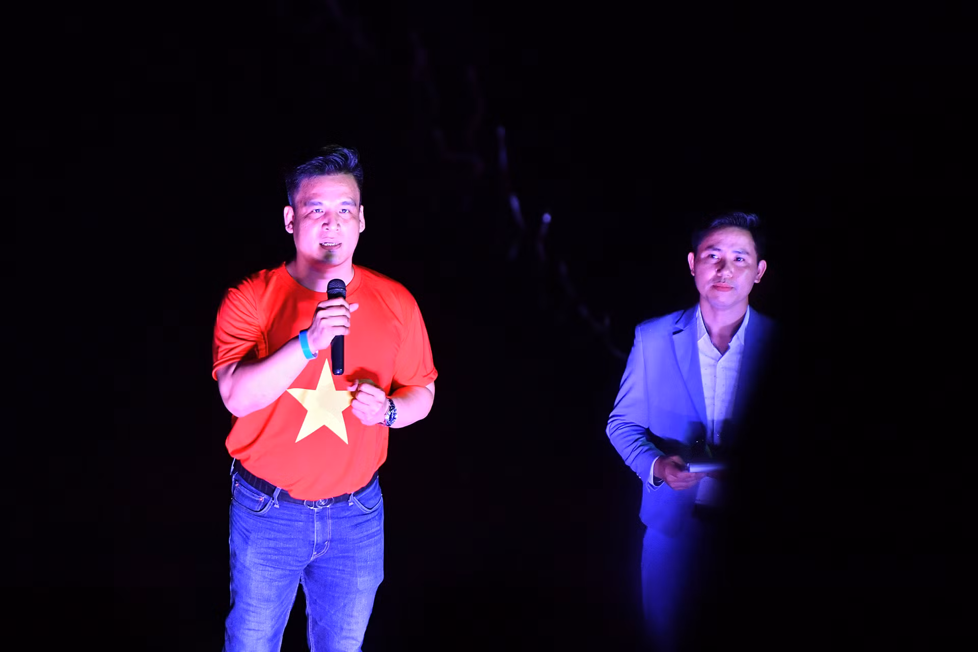"Với những người yếu thế, văn hóa truyền thống chính là điểm tựa tinh thần, ánh sáng soi đường trên hành trình vượt qua nghịch cảnh để hòa nhập, khẳng định giá trị bản thân và đóng góp cho cộng đồng. Hôm nay, những làn điệu chèo, tiếng sáo, tiếng trống hội... không chỉ là âm thanh của nghệ thuật, mà còn là tiếng nói của quá khứ vọng về hiện tại, kết nối chúng ta bằng niềm tự hào, khát vọng được sống, được vươn lên một cách trọn vẹn, nhân văn nhất", anh Phạm Văn Thành, Chủ tịch Hội Thanh niên Khuyết tật Việt Nam, cho hay.