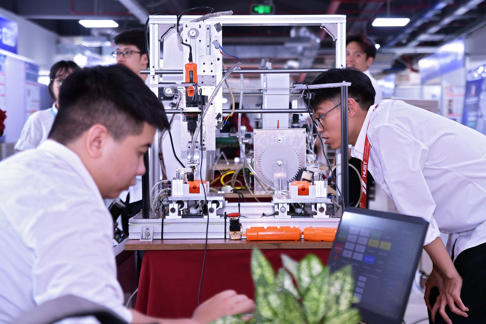Đây cũng là dịp để sinh viên có cùng đam mê nghiên cứu, sáng tạo ở các trường khác nhau giao lưu, trao đổi kinh nghiệm. Đây cũng là dịp để sinh viên có cùng đam mê nghiên cứu, sáng tạo ở các trường khác nhau giao lưu, trao đổi kinh nghiệm.