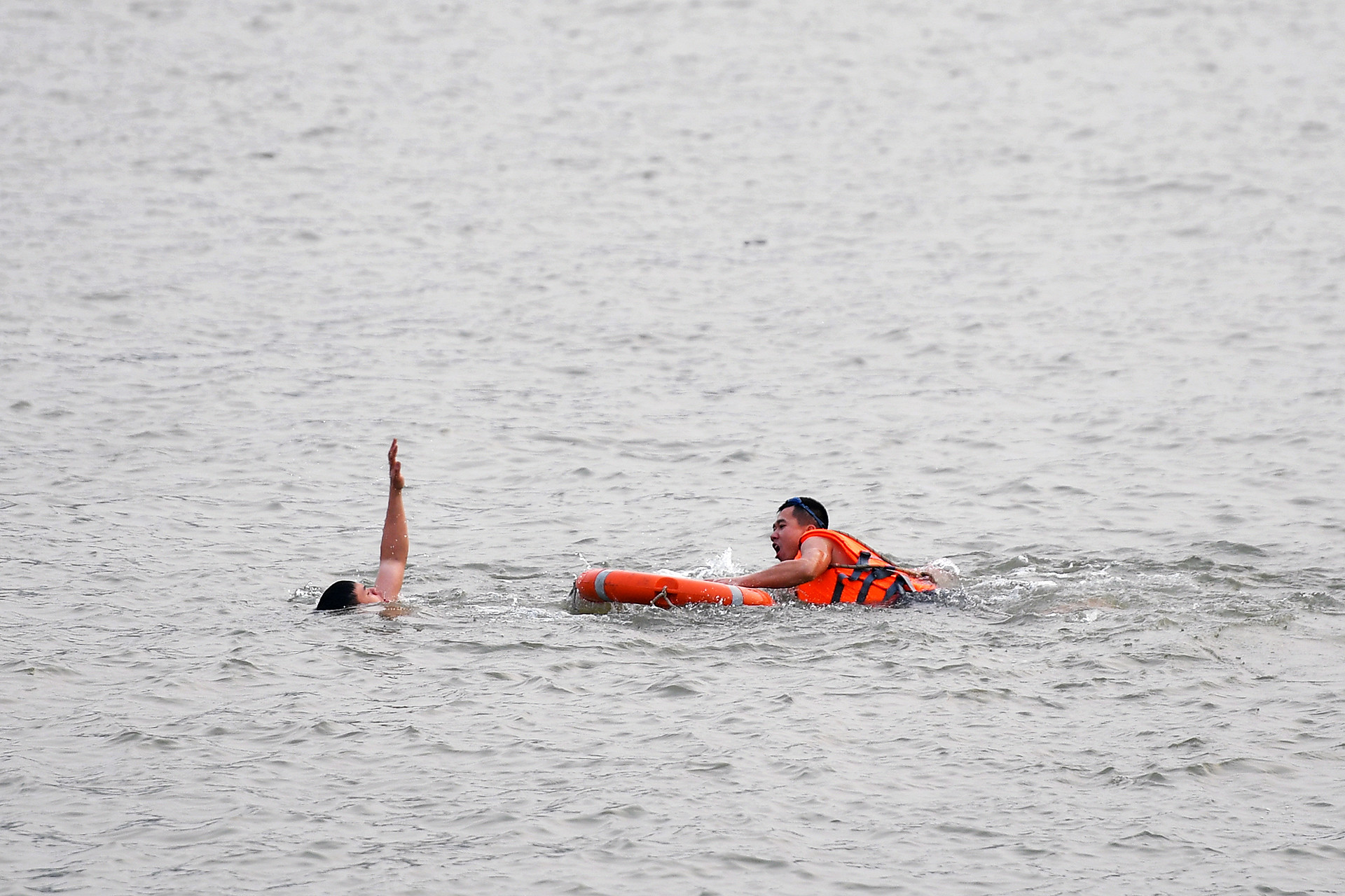 Thêm một tình huống giả định trong quá trình tập huấn: cứu hộ người đuối nước bảo đảm an toàn cho cả người cứu hộ và người đuối nước.