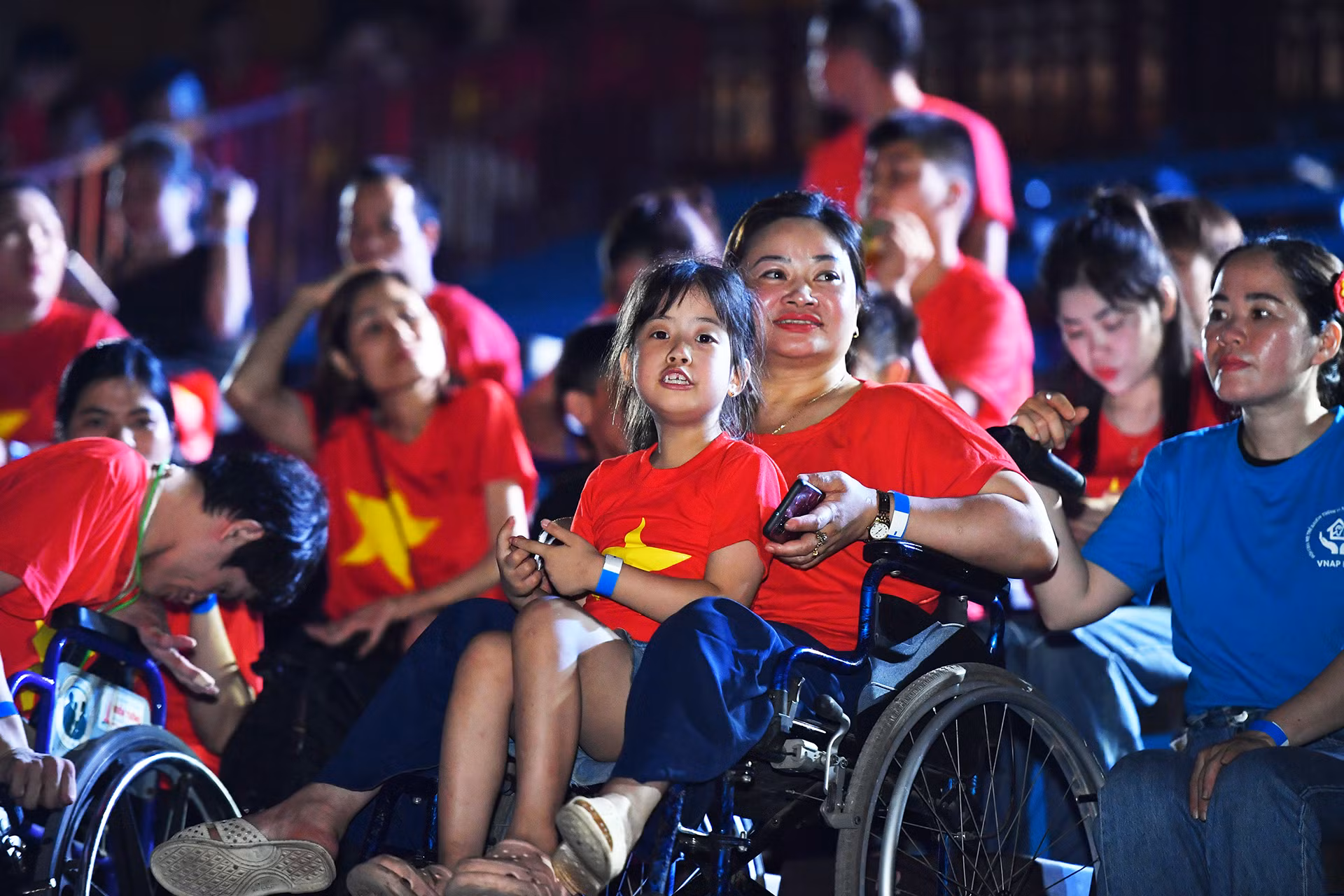 Các đại biểu thanh niên khuyết tật cùng gia đình hào hứng thưởng thức chương trình.