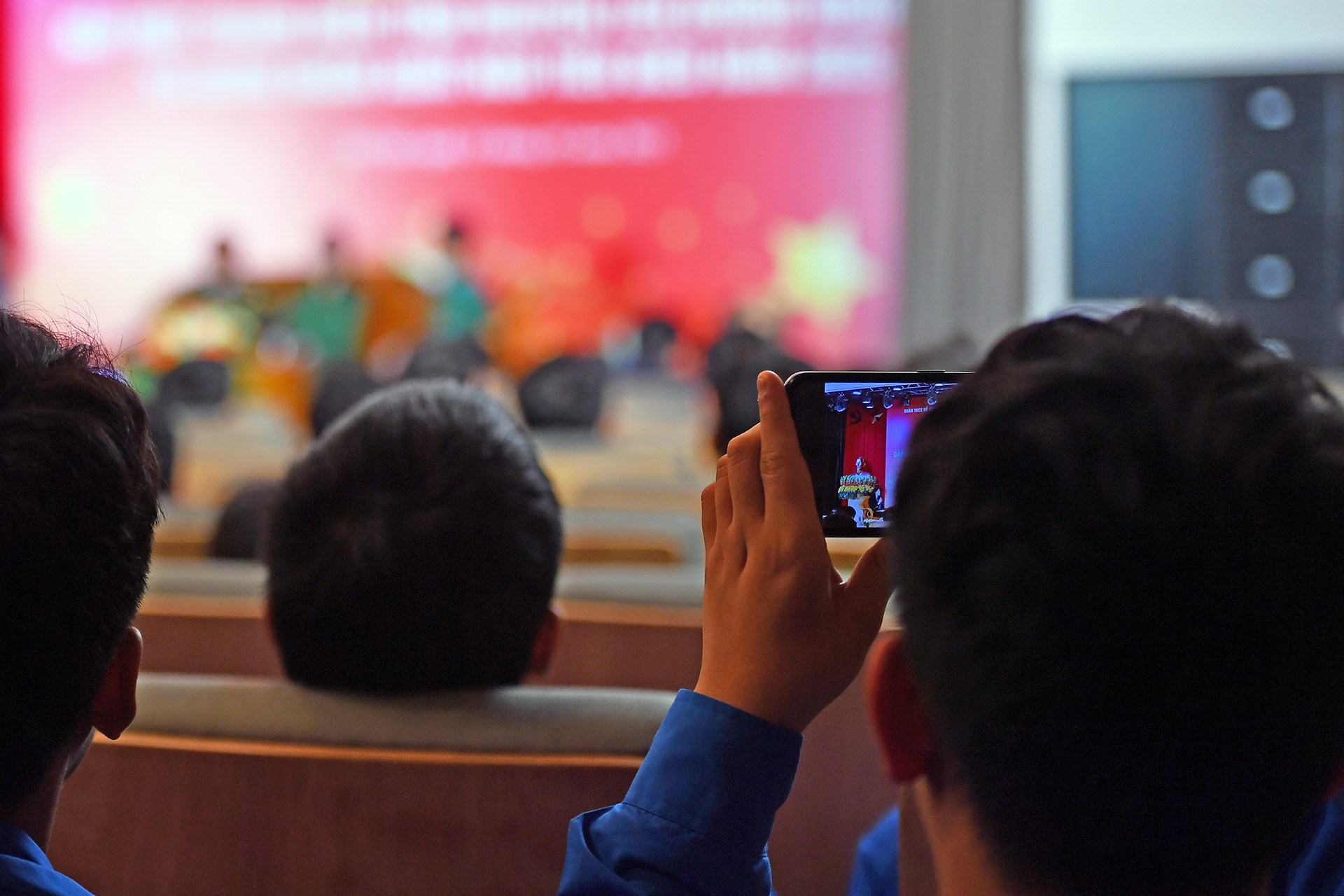 Đoàn viên, thanh niên Thủ đô chăm chú ghi lại những chia sẻ của Anh hùng Phạm Tuân tại chương trình.