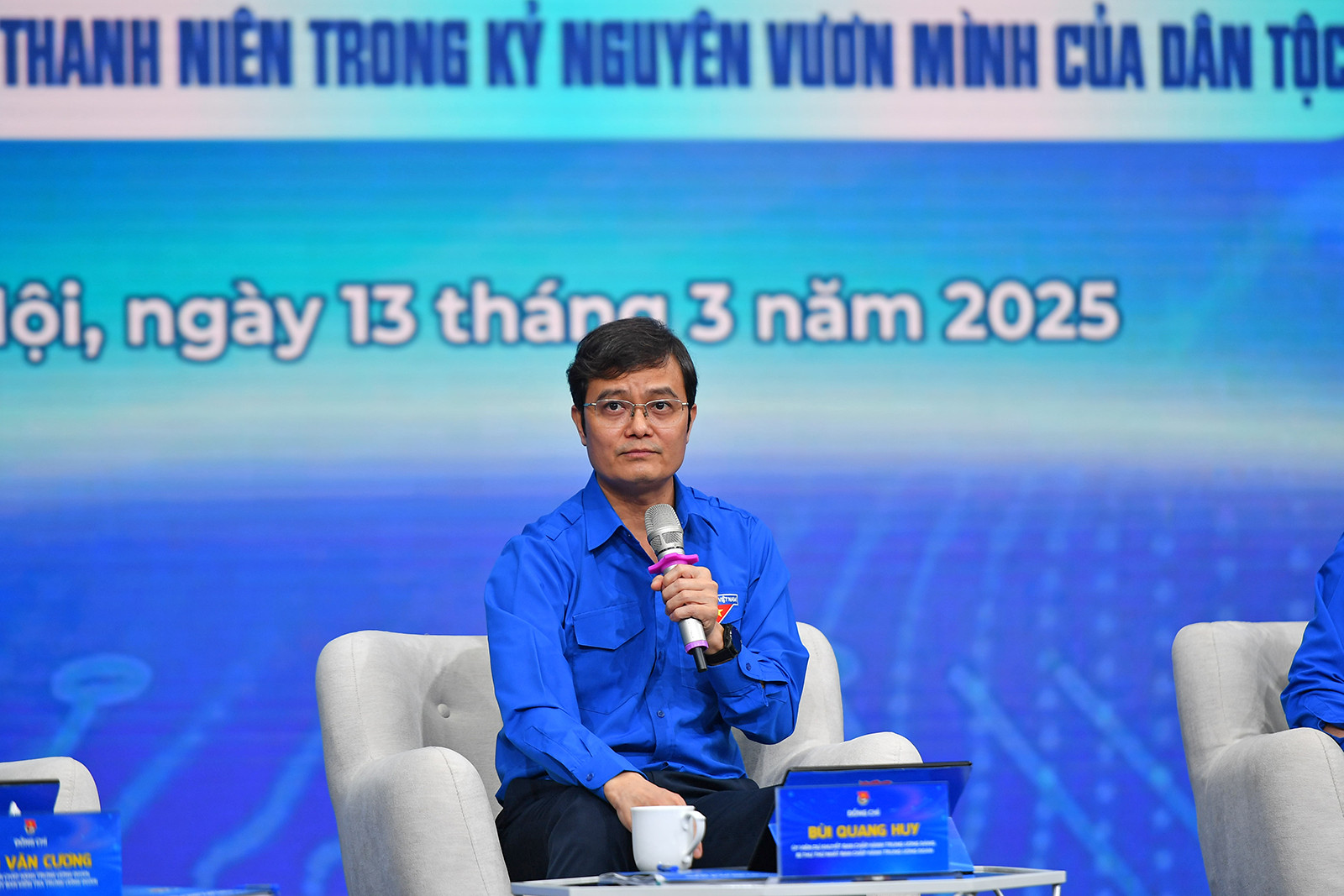 Đồng chí Bùi Quang Huy giải đáp các câu hỏi tại Diễn đàn.