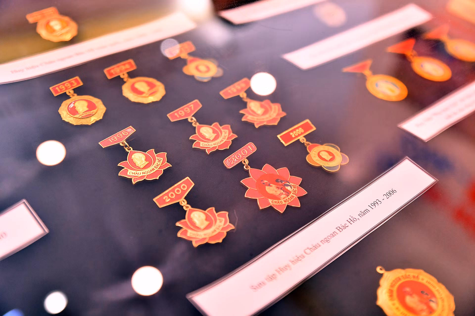 Bộ sưu tập Huy hiệu Cháu ngoan Bác Hồ qua các thời kỳ là một trong những hiện vật được nhiều người quan tâm nhất tại Triển lãm.