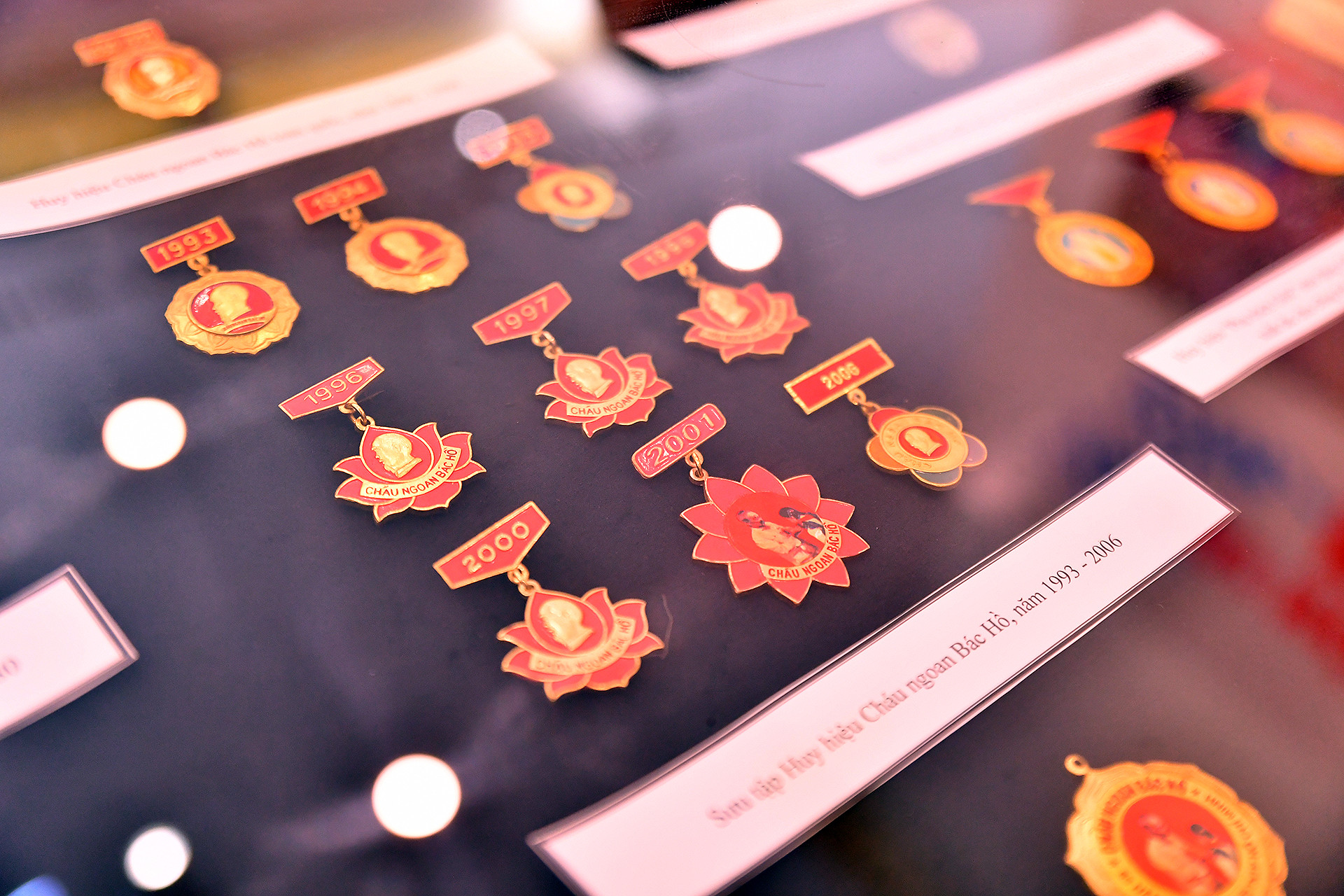Bộ sưu tập Huy hiệu Cháu ngoan Bác Hồ qua các thời kỳ là một trong những hiện vật được nhiều người quan tâm nhất tại Triển lãm.