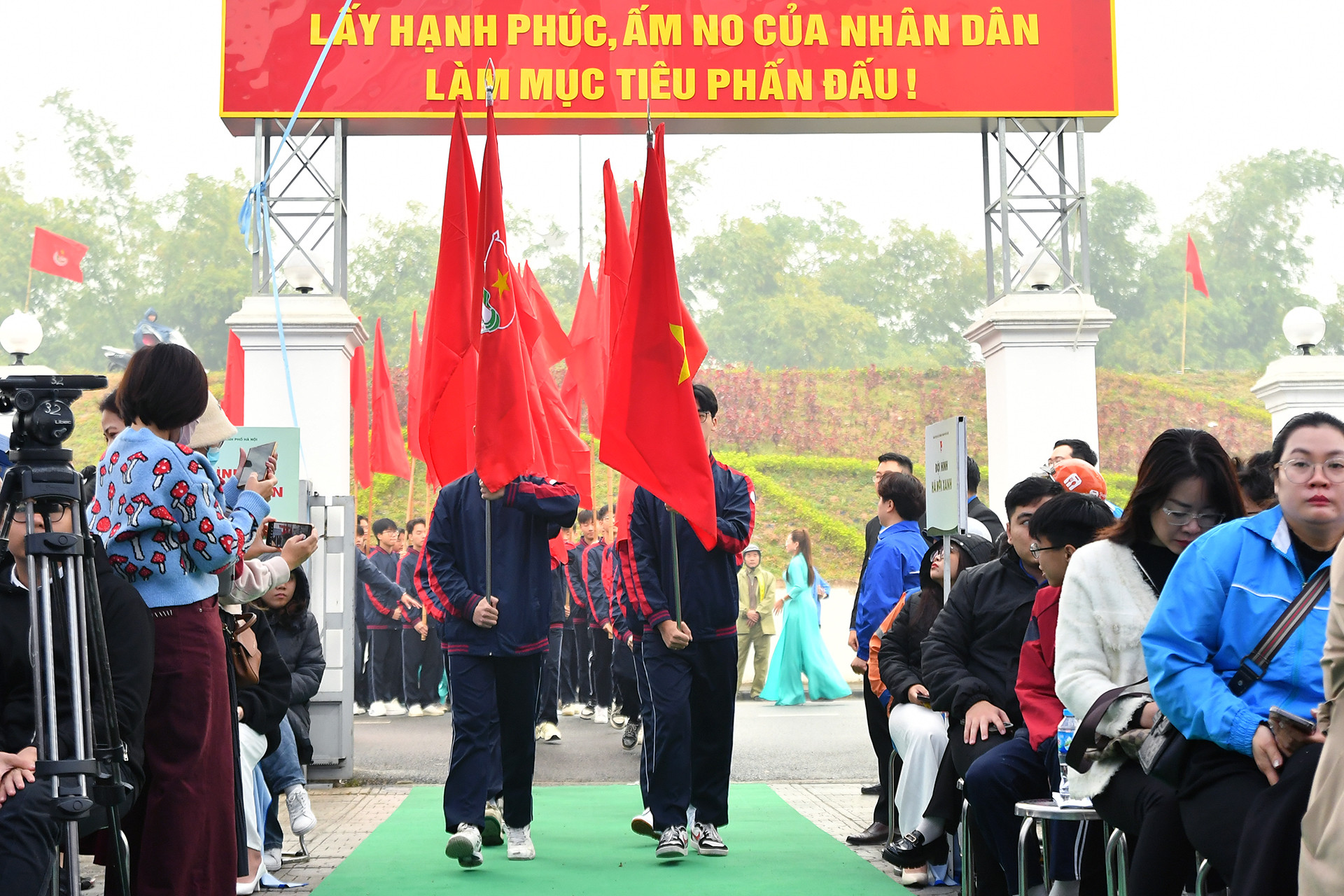 Đội hồng kỳ biểu dương lực lượng tại chương trình.