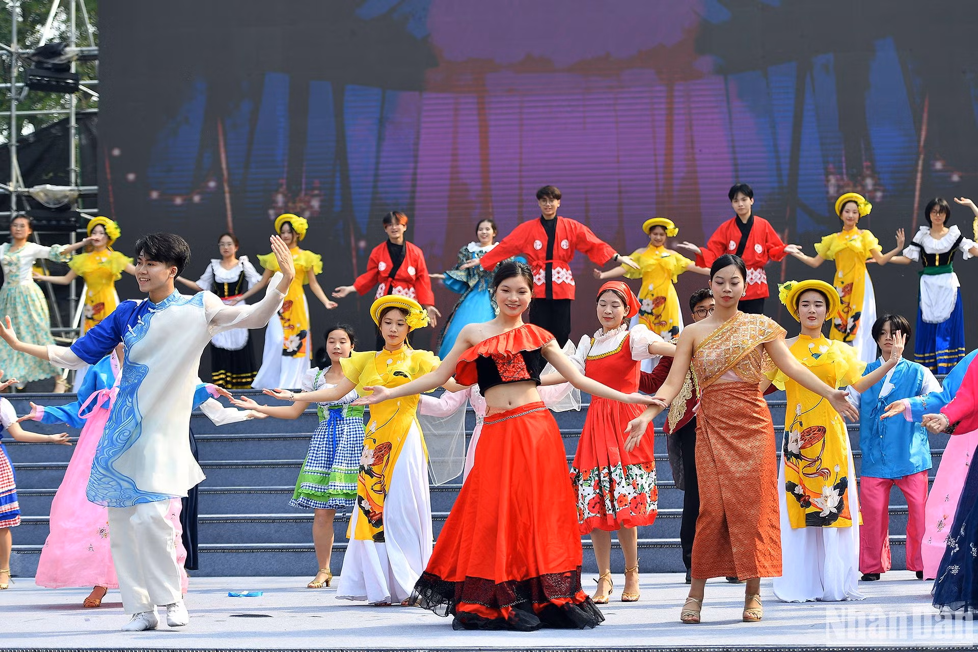 Tiết mục văn nghệ với đa sắc màu các dân tộc trên thế giới do sinh viên Thủ đô trình diễn trong khuôn khổ Connect Fest 2025.