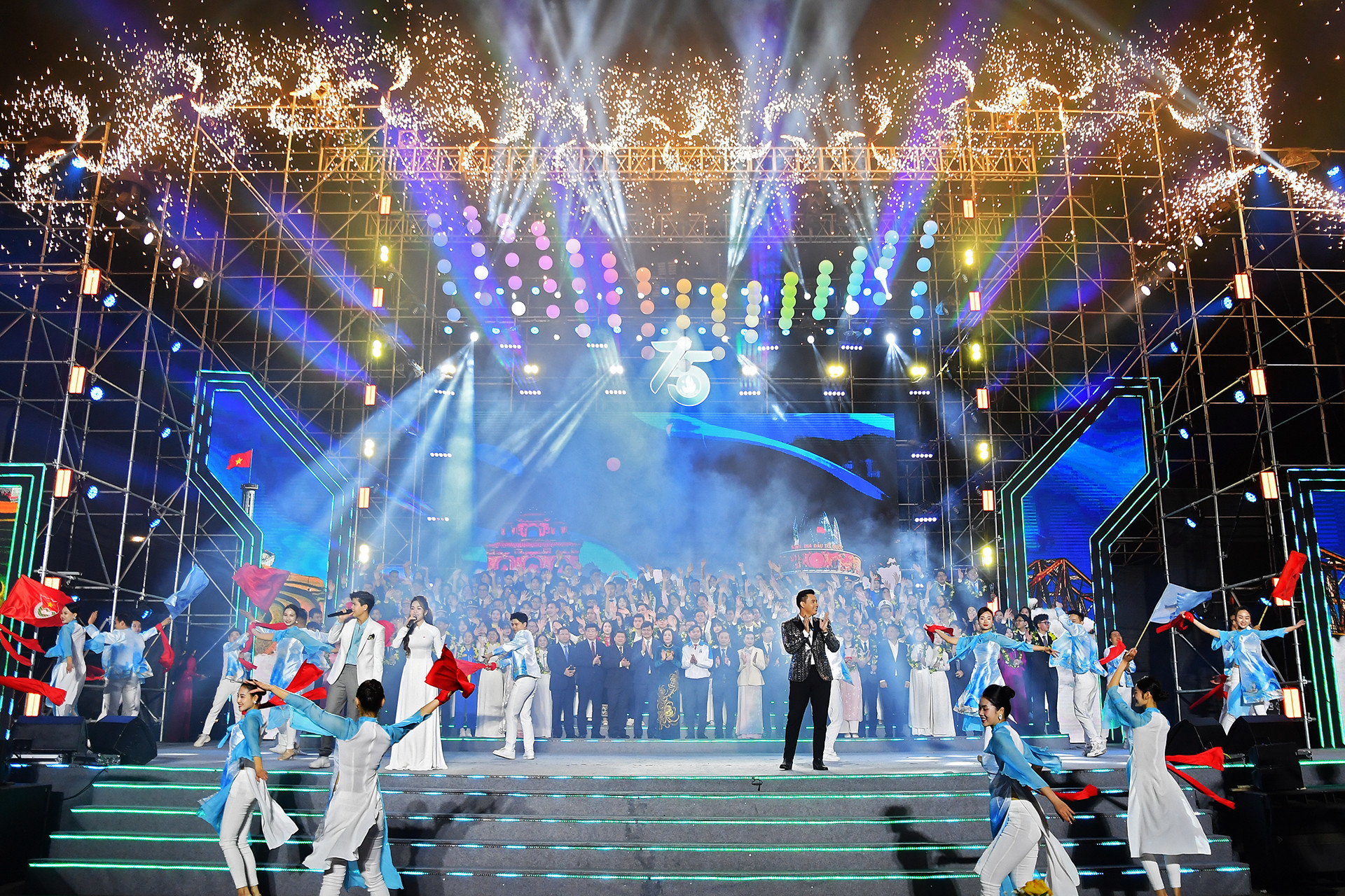 Các đồng chí lãnh đạo Đảng, Nhà nước, các bộ, ngành, đoàn thể cùng những tấm gương học sinh, sinh viên xuất sắc, tiêu biểu.