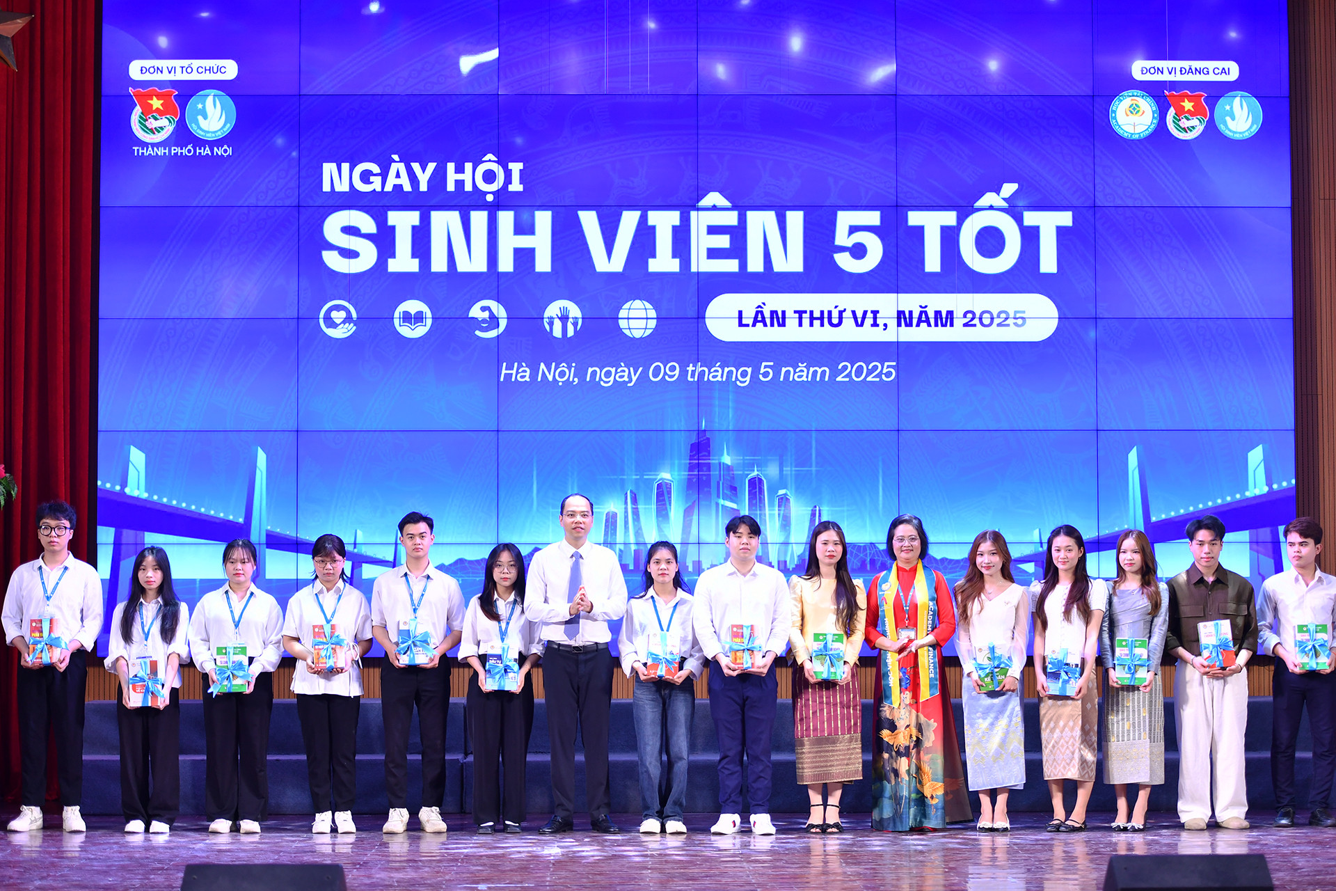 Đại diện Thành đoàn, Hội Sinh viên Thành phố Hà Nội trao sách tặng các sinh viên Việt Nam và Lào tiêu biểu.