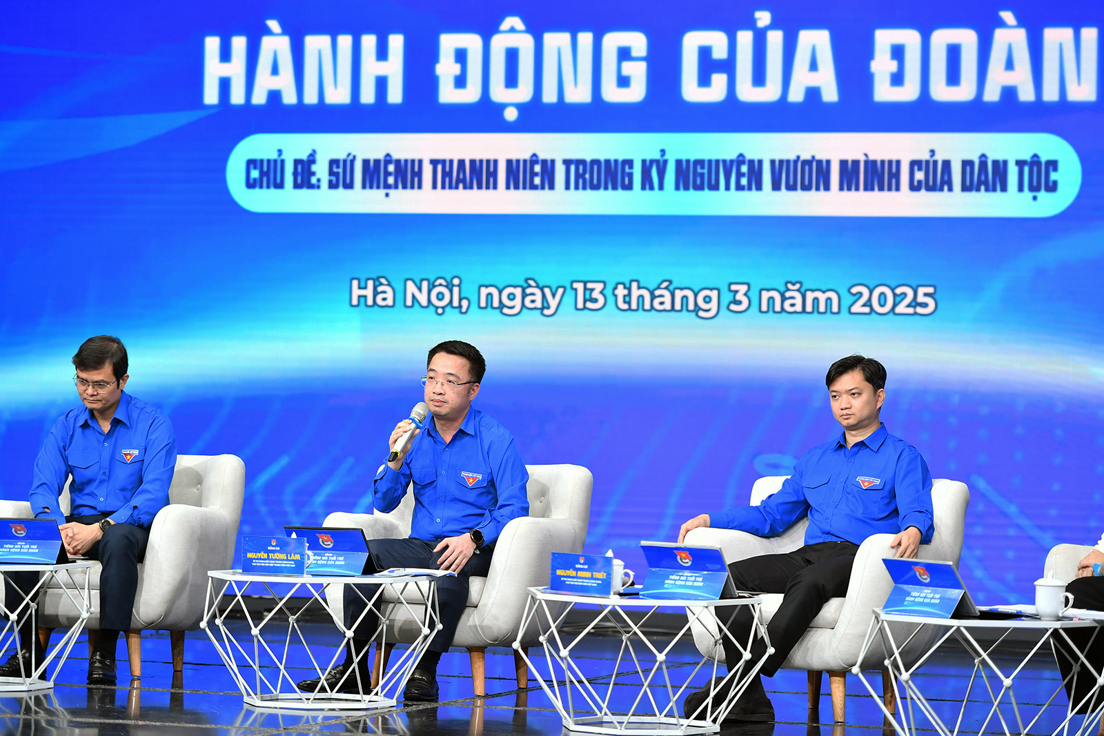 Đồng chí Nguyễn Tường Lâm cung cấp thông tin về công tác hỗ trợ thanh niên khuyết tật.