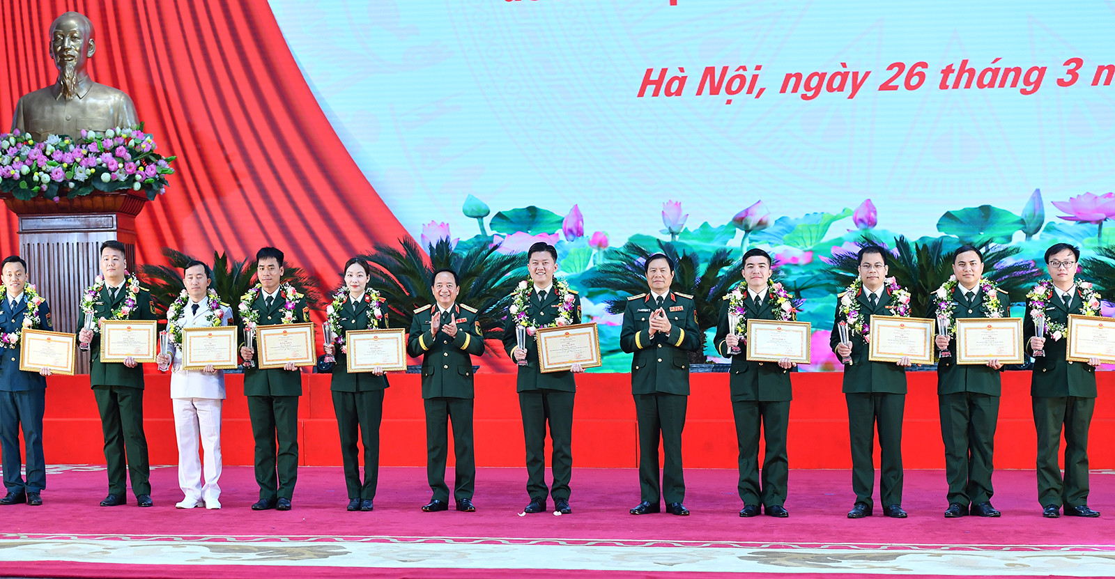 Thượng tướng Trịnh Văn Quyết và Đại tướng Nguyễn Tân Cương (thứ 6 và 8 từ trái sang) trao Bằng khen của Bộ trưởng Quốc phòng tặng các Gương mặt trẻ tiêu biểu toàn quân năm 2024.