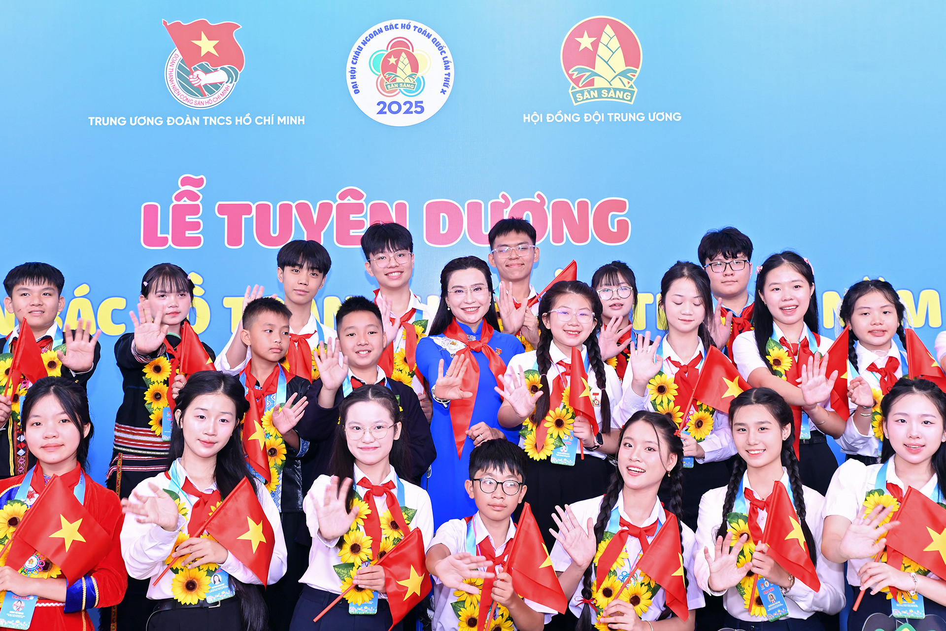 Về dự Đại hội, có 103 đại biểu là đội viên, thiếu nhi dân tộc thiểu số. Trong ảnh: Bí thư Trung ương Đoàn, Chủ tịch Hội đồng Đội Trung ương Nguyễn Phạm Duy Trang cùng các đại biểu.