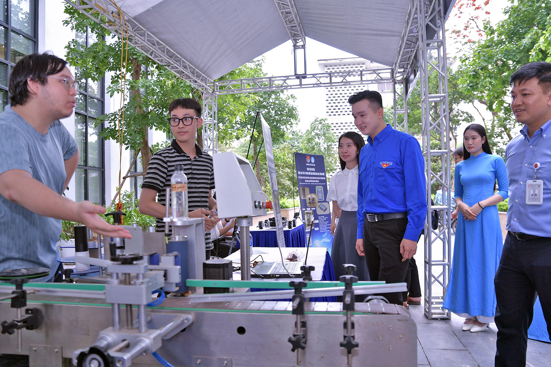 Các đại biểu tham quan những công trình, sản phẩm sáng tạo. Các đại biểu tham quan những công trình, sản phẩm sáng tạo.