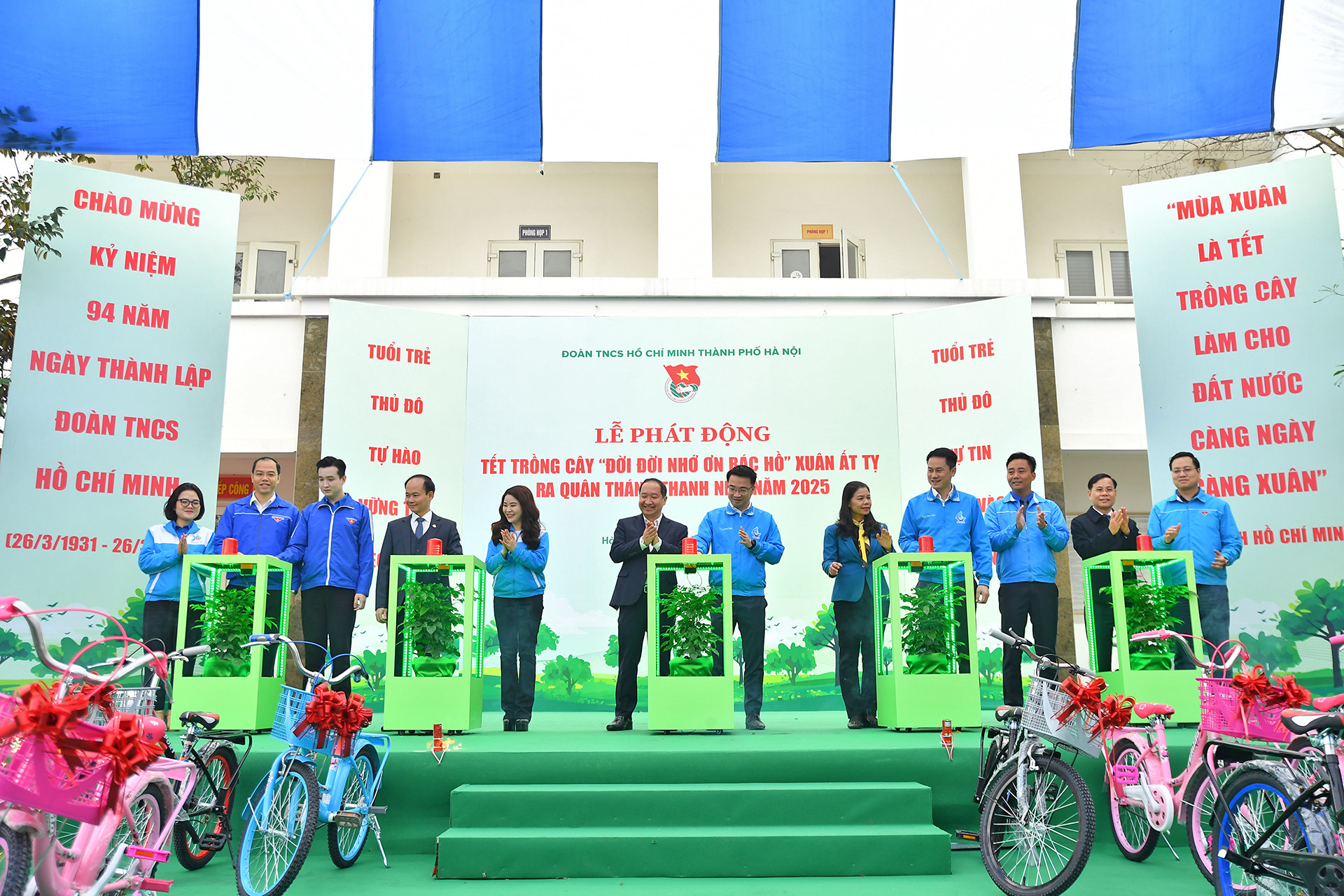 Đại diện lãnh đạo các bộ, ngành, đoàn thể thực hiện nghi thức phát động Tháng Thanh niên năm 2025 của tuổi trẻ Thủ đô.