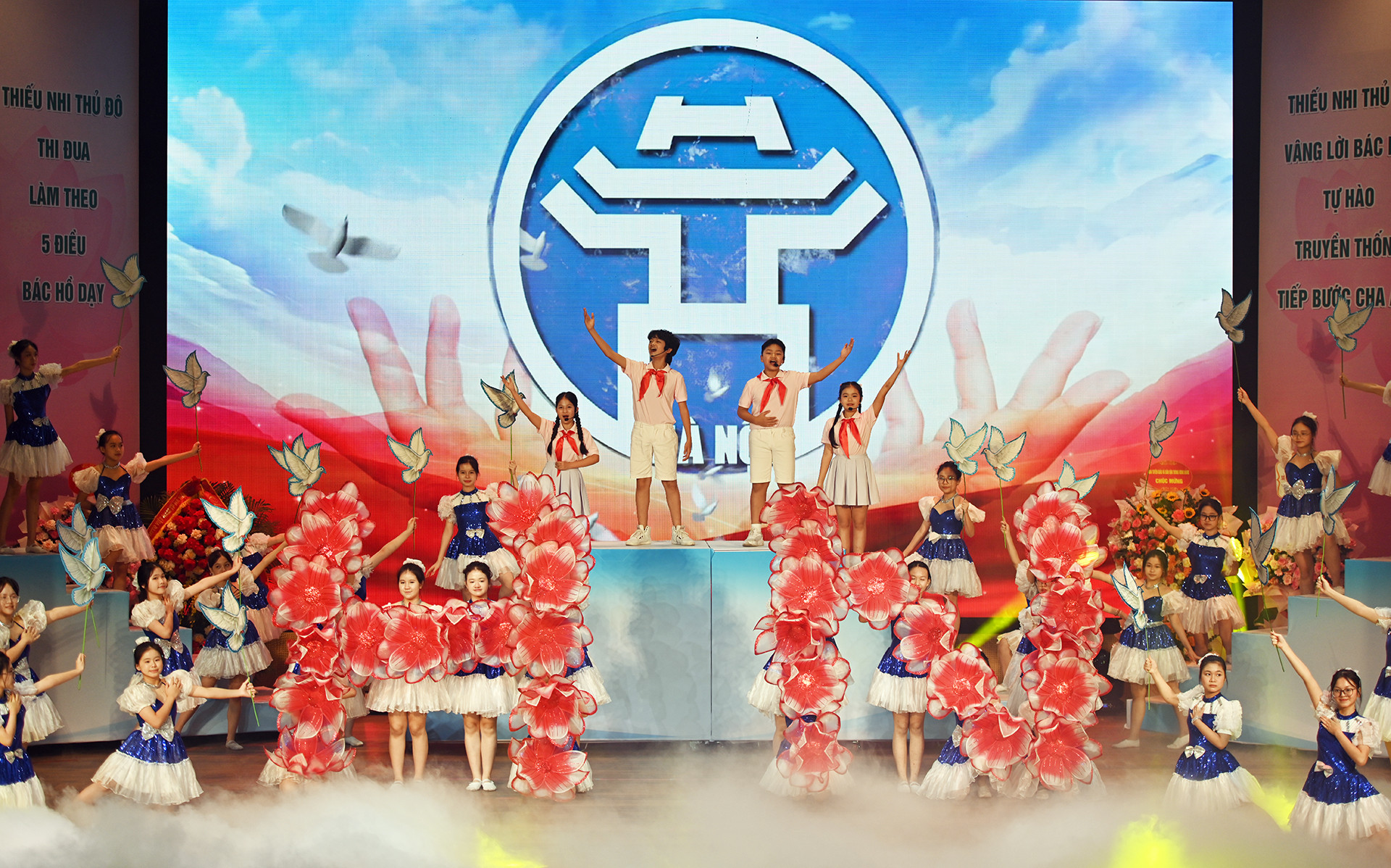 Tiết mục nghệ thuật thể hiện nỗ lực học tập, rèn luyện của các thế hệ thiếu nhi Thủ đô. Tiết mục nghệ thuật thể hiện nỗ lực học tập, rèn luyện của các thế hệ thiếu nhi Thủ đô.