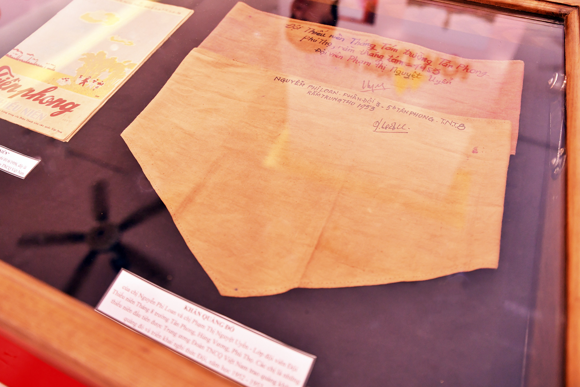 Những chiếc khăn quàng đỏ đầu tiên được quàng lên vai các chiến sĩ nhi đồng cứu quốc.