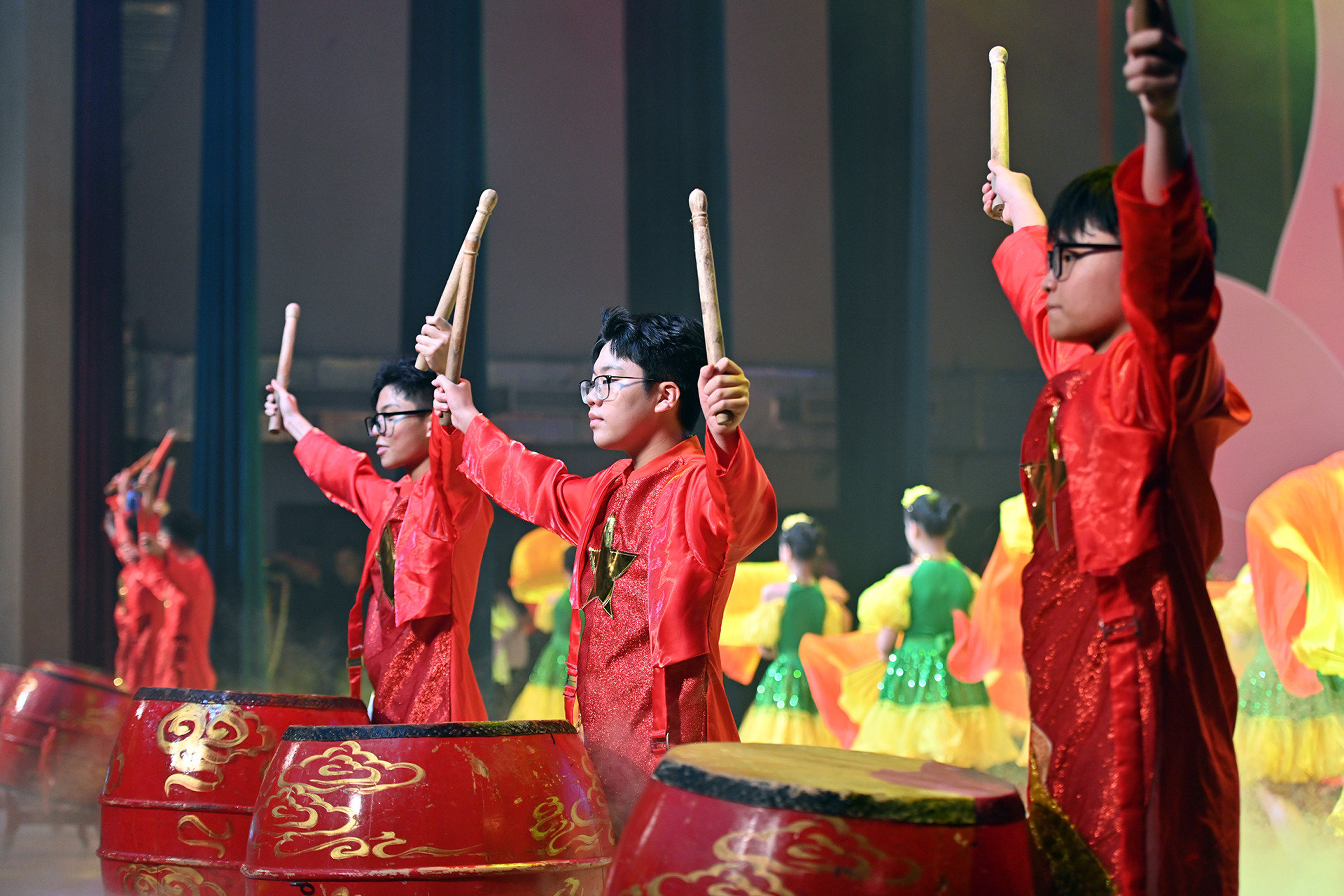 Màn trống hội do các thiếu nhi Thủ đô thể hiện. Màn trống hội do các thiếu nhi Thủ đô thể hiện.