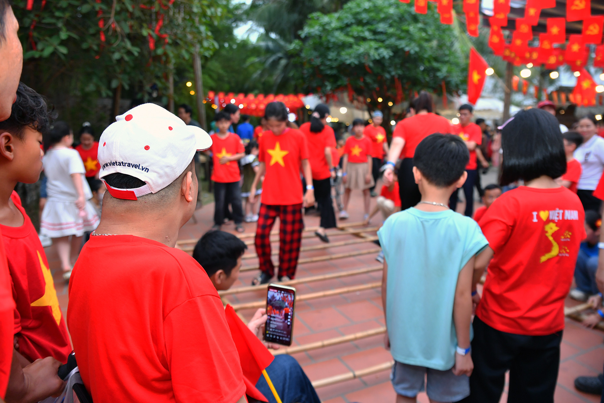 Chương trình đưa người tham dự ngược dòng thời gian để trải nghiệm những nét tinh túy của văn hóa Việt, từ nghệ thuật rối nước, dân ca quan họ, tới tái hiện phiên chợ quê, những trò chơi dân gian cổ truyền, cảnh sinh hoạt đồng quê Bắc Bộ xưa. Chương trình đưa người tham dự ngược dòng thời gian để trải nghiệm những nét tinh túy của văn hóa Việt, từ nghệ thuật rối nước, dân ca quan họ, tới tái hiện phiên chợ quê, những trò chơi dân gian cổ truyền, cảnh sinh hoạt đồng quê Bắc Bộ xưa.