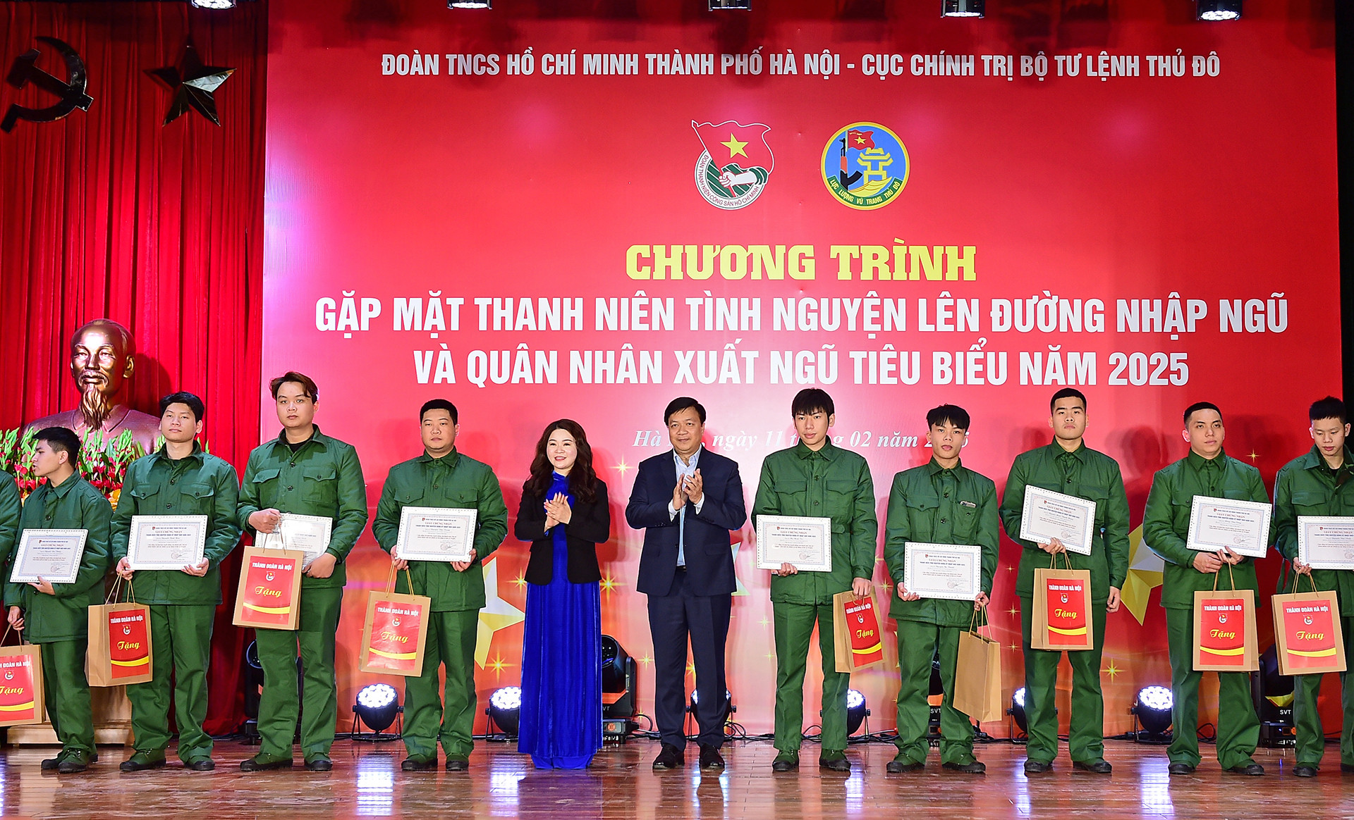 Bí thư Thành đoàn Chu Hồng Minh và đại diện các đơn vị liên quan trao Bằng khen, quà tặng thanh niên tình nguyện nhập ngũ.