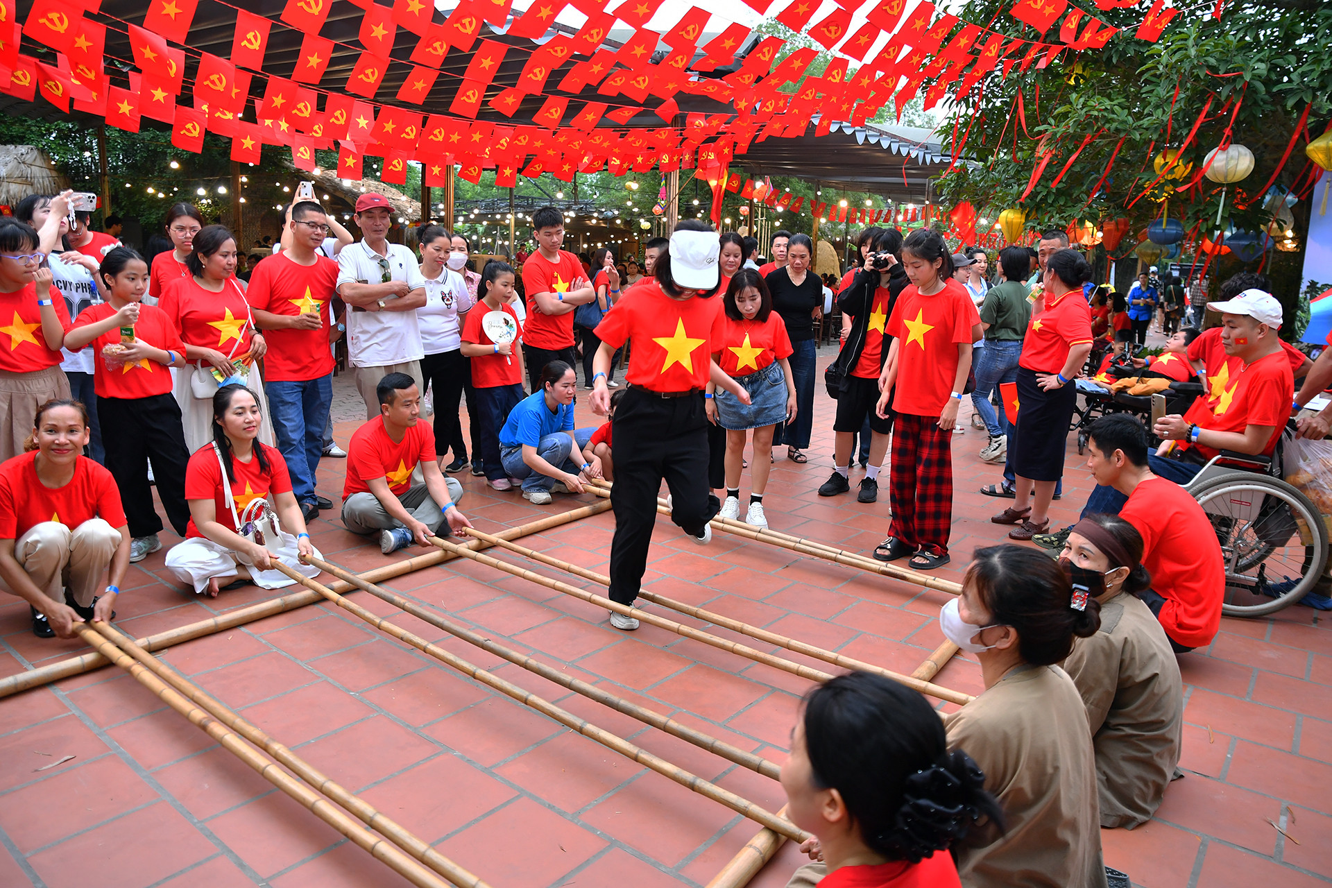 Dự chương trình có hơn một nghìn người khuyết tật từ Thủ đô Hà Nội và nhiều địa phương như tỉnh Bắc Ninh, Bắc Giang, Hải Dương, Cao Bằng, Tuyên Quang, Hòa Bình và Nghệ An. Dự chương trình có hơn một nghìn người khuyết tật từ Thủ đô Hà Nội và nhiều địa phương như tỉnh Bắc Ninh, Bắc Giang, Hải Dương, Cao Bằng, Tuyên Quang, Hòa Bình và Nghệ An.