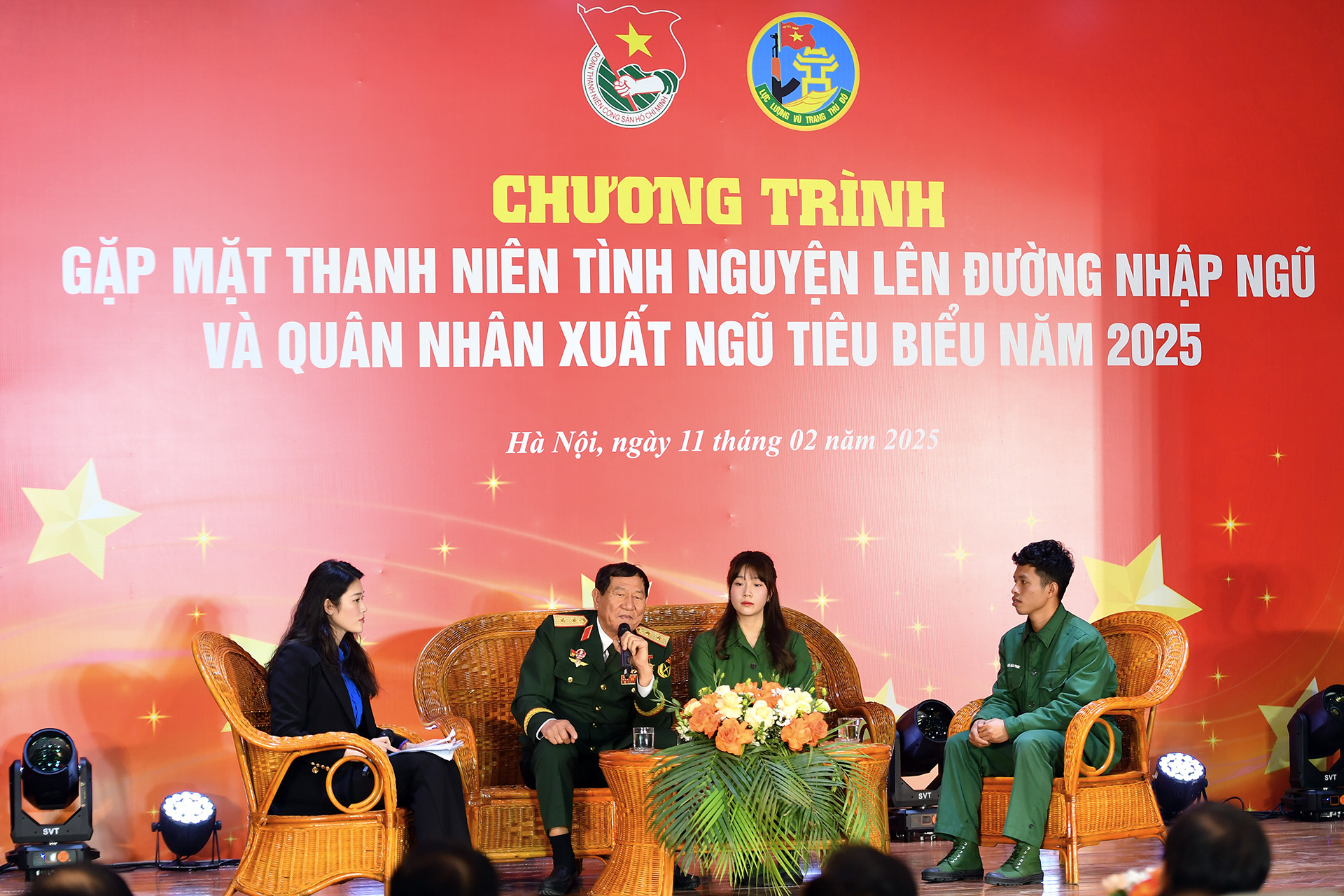 Các đại biểu giao lưu, chia sẻ tại chương trình.