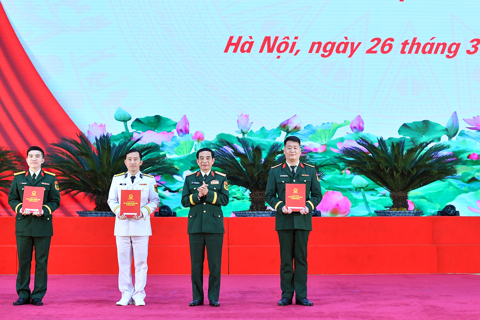 Đại tướng Phan Văn Giang trao quyết định tuyển dụng, thăng quân hàm sĩ quan trước thời hạn tặng các cá nhân tiêu biểu.