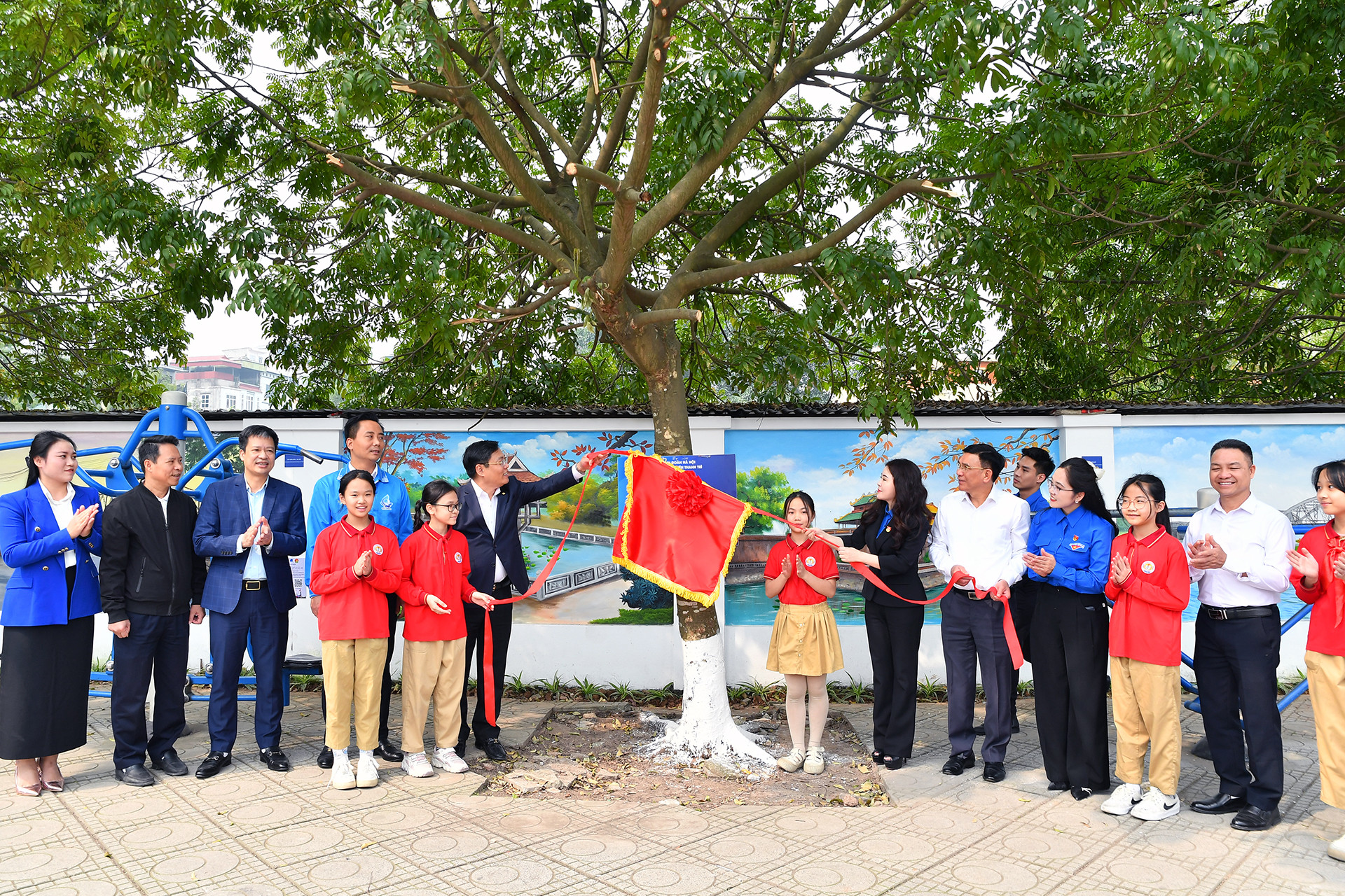 Đại diện Thành đoàn Hà Nội và các đơn vị liên quan cùng thiếu nhi địa phương thực hiện nghi thức khánh thành công trình "Con đường bích họa".