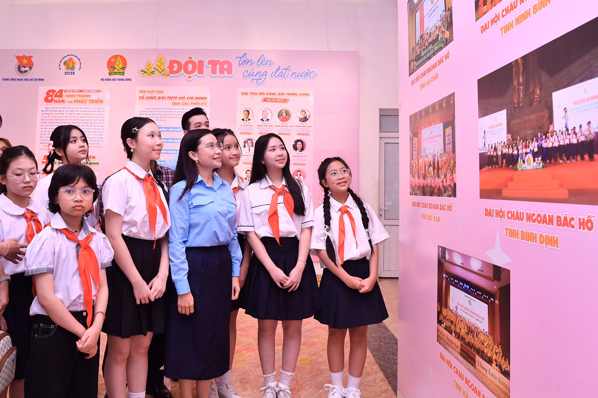 Bí thư Trung ương Đoàn, Chủ tịch Hội đồng Đội Trung ương Nguyễn Phạm Duy Trang (áo xanh) cùng các đại biểu Đại hội Cháu ngoan Bác Hồ toàn quốc lần thứ X tham quan Triển lãm.