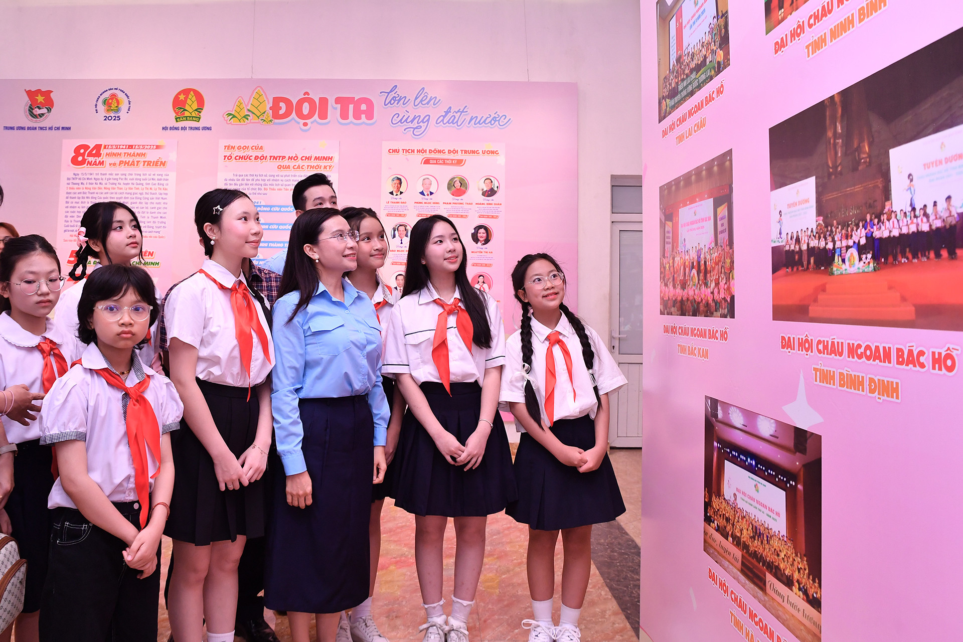 Bí thư Trung ương Đoàn, Chủ tịch Hội đồng Đội Trung ương Nguyễn Phạm Duy Trang (áo xanh) cùng các đại biểu Đại hội Cháu ngoan Bác Hồ toàn quốc lần thứ X tham quan Triển lãm.