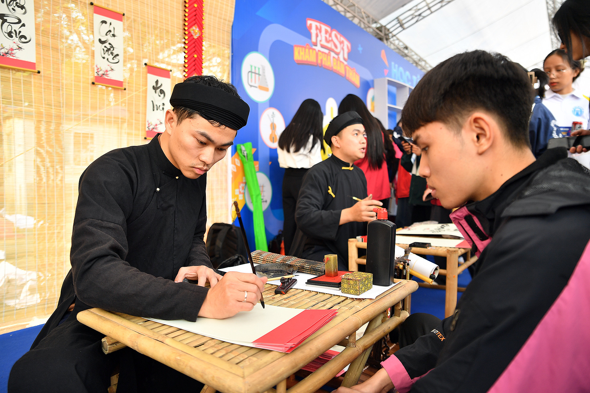 Đến với khu vực Học tập tốt, nhiều bạn trẻ lựa chọn xin chữ thư pháp để lấy may, nâng cao ý chí phấn đấu học tập, rèn luyện trong năm học mới.