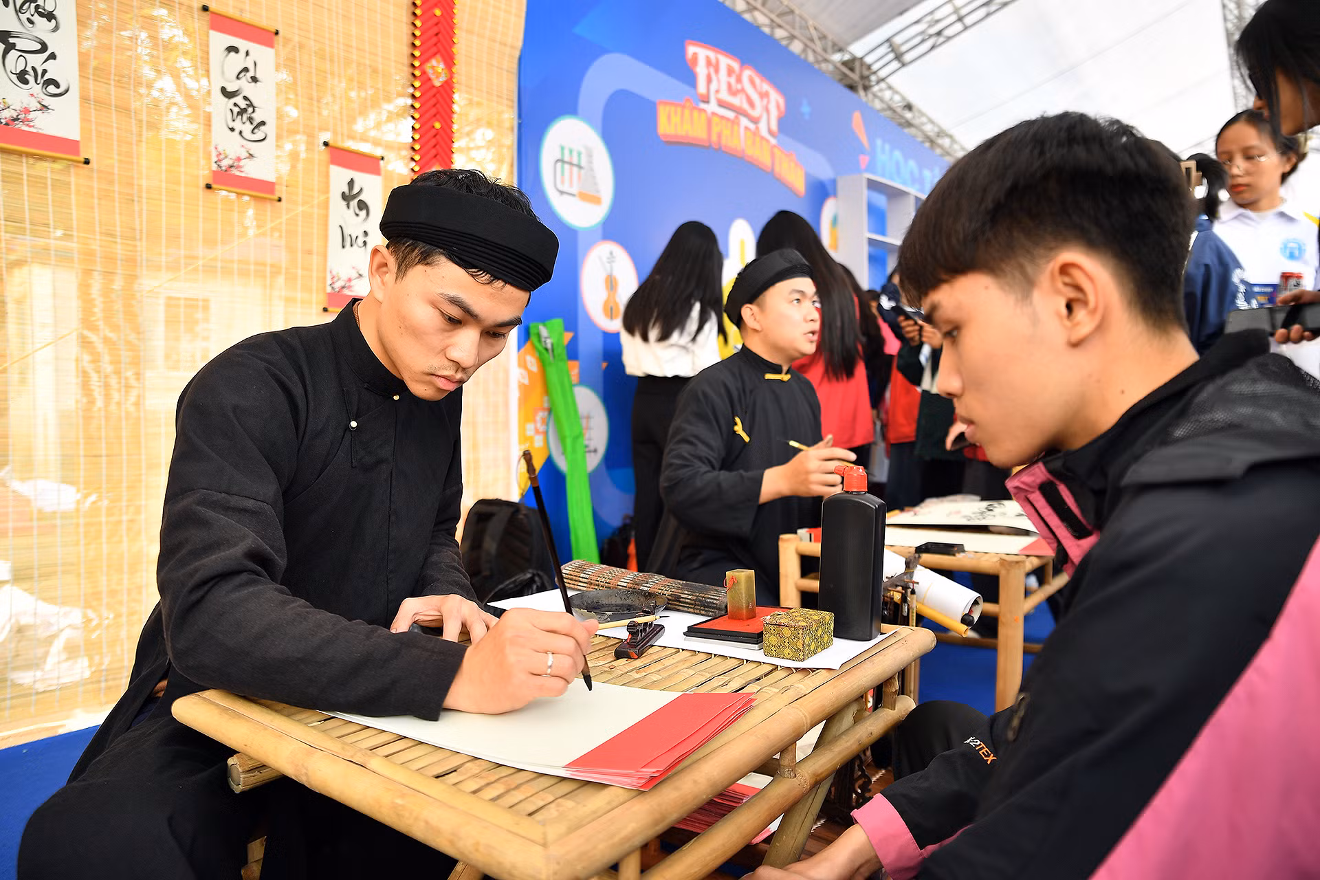 Đến với khu vực Học tập tốt, nhiều bạn trẻ lựa chọn xin chữ thư pháp để lấy may, nâng cao ý chí phấn đấu học tập, rèn luyện trong năm học mới.