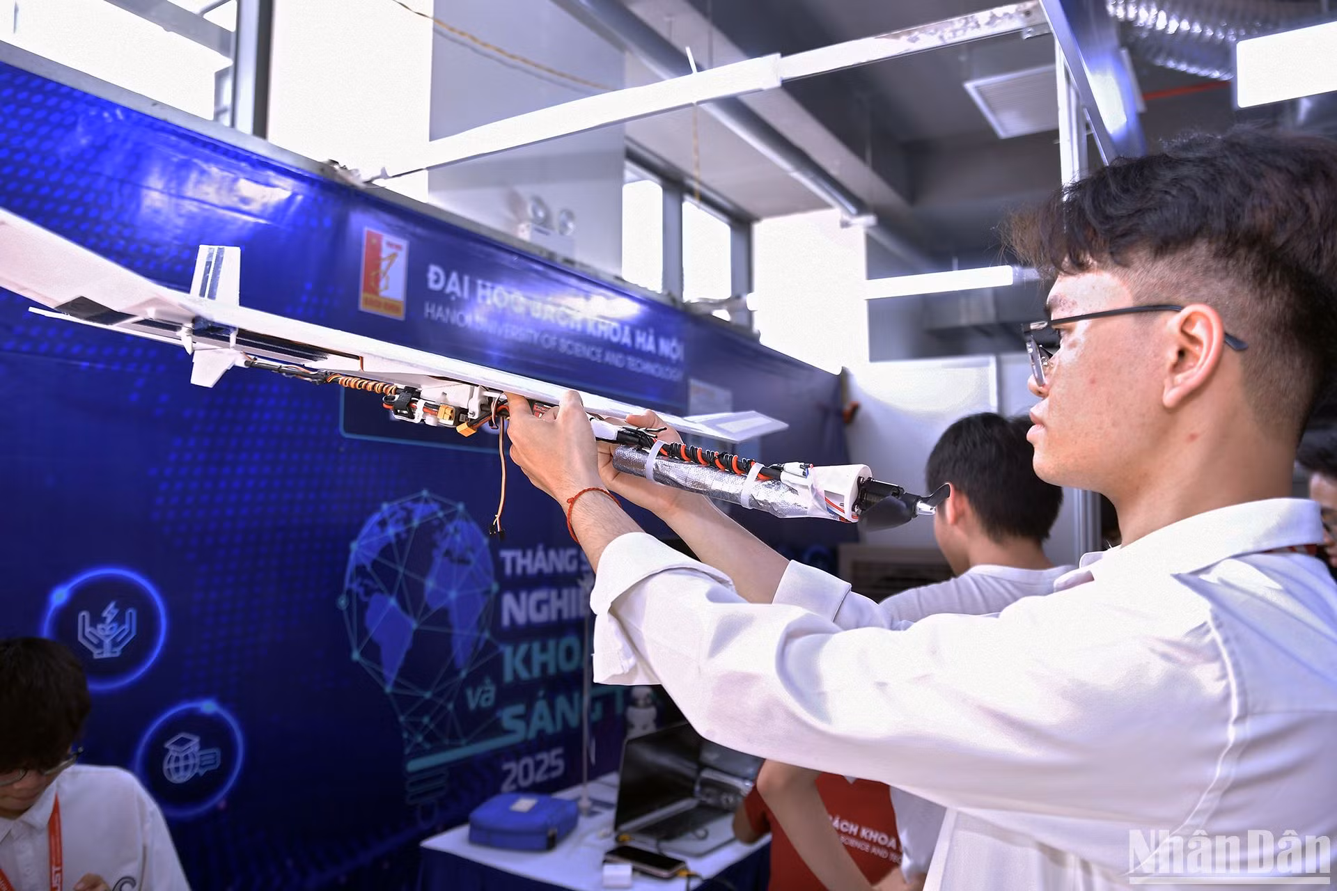 Các "nhà phát minh" trẻ tuổi kiểm tra sản phẩm tại Festival.