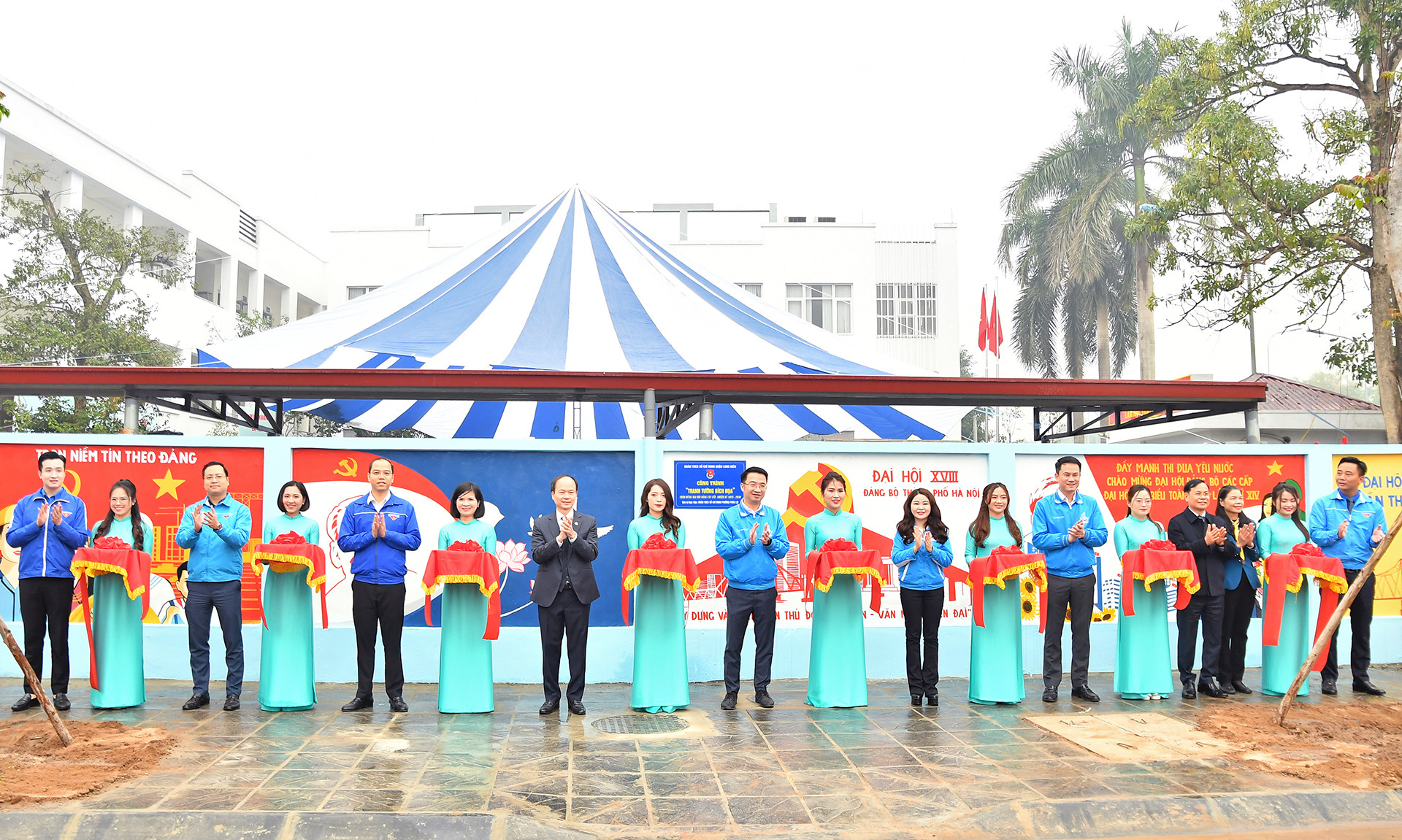 Đại diện các bộ, ngành, đoàn thể cắt băng khánh thành công trình tuyến đường thanh niên tự quản.