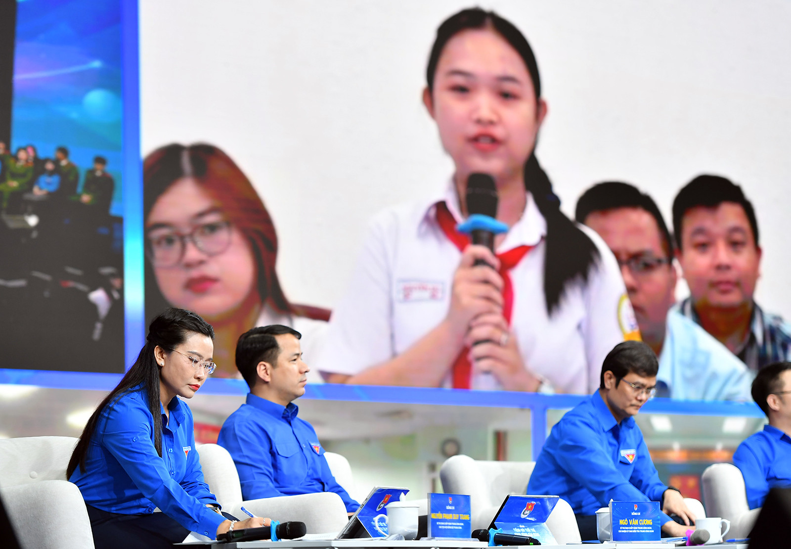 Đại biểu Huỳnh Anh Thư đặt câu hỏi từ điểm cầu thành phố Hồ Chí Minh.