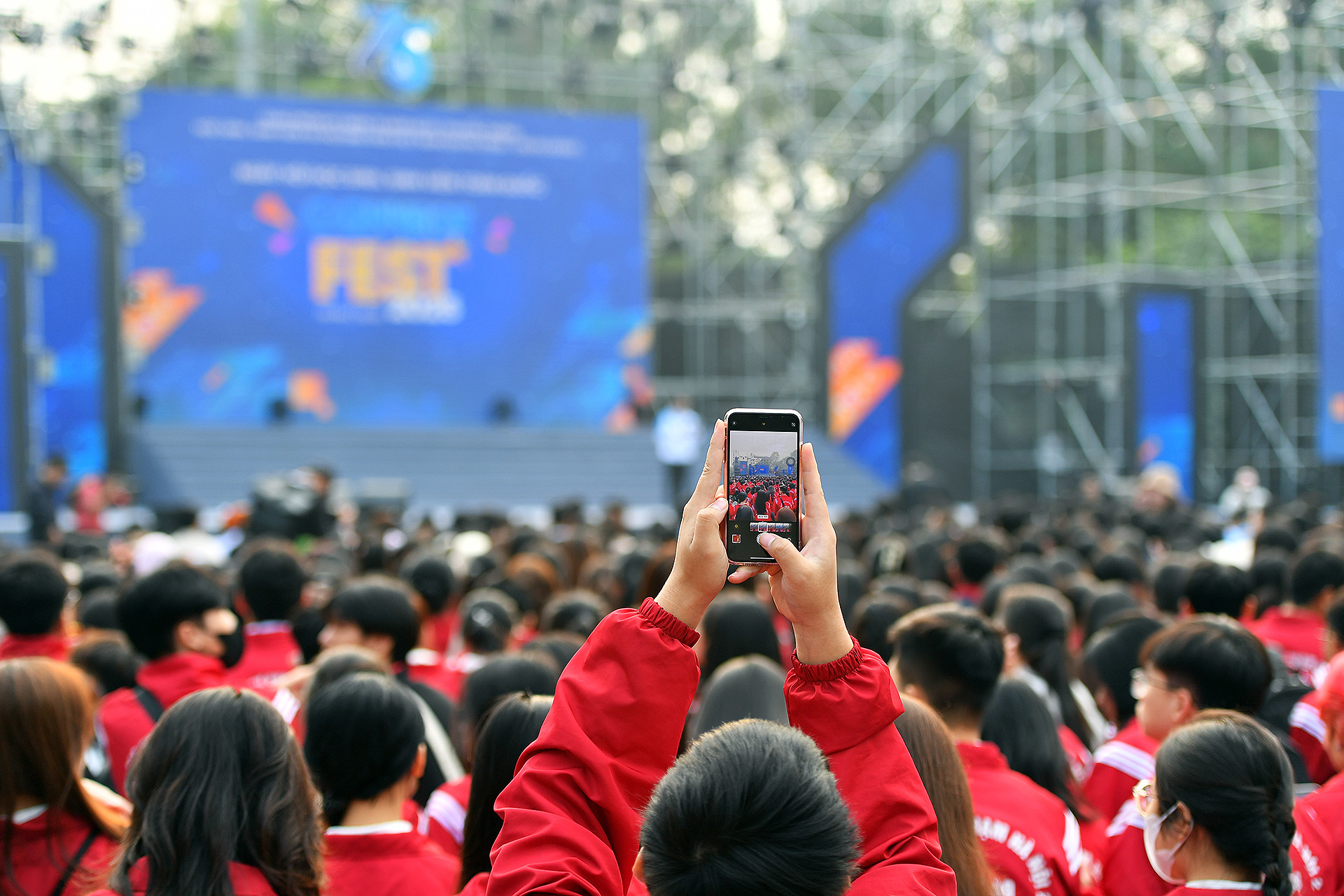 Hàng nghìn học sinh, sinh viên có mặt tại Connect Fest 2025 nhân dịp kỷ niệm 75 năm Ngày truyền thống. Ngày hội do Trung ương Hội Sinh viên Việt Nam, Thành đoàn Hà Nội, Ngân hàng Thương mại cổ phần Công thương Việt Nam và các đơn vị liên quan phối hợp tổ chức.