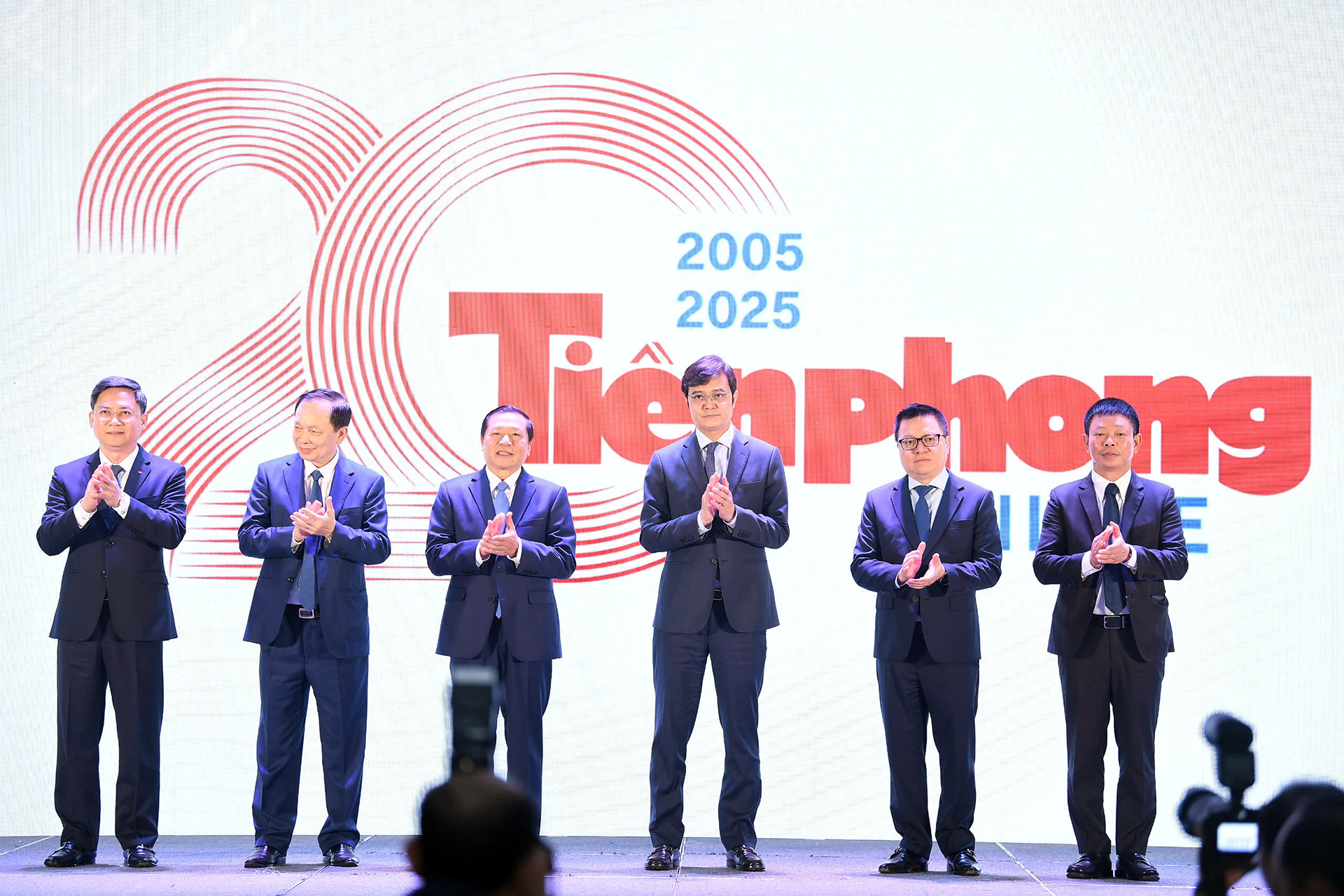 Đại diện lãnh đạo các bộ, ban, ngành, đoàn thể thực hiện nghi lễ ra mắt giao diện mới của Báo điện tử Tiền Phong.