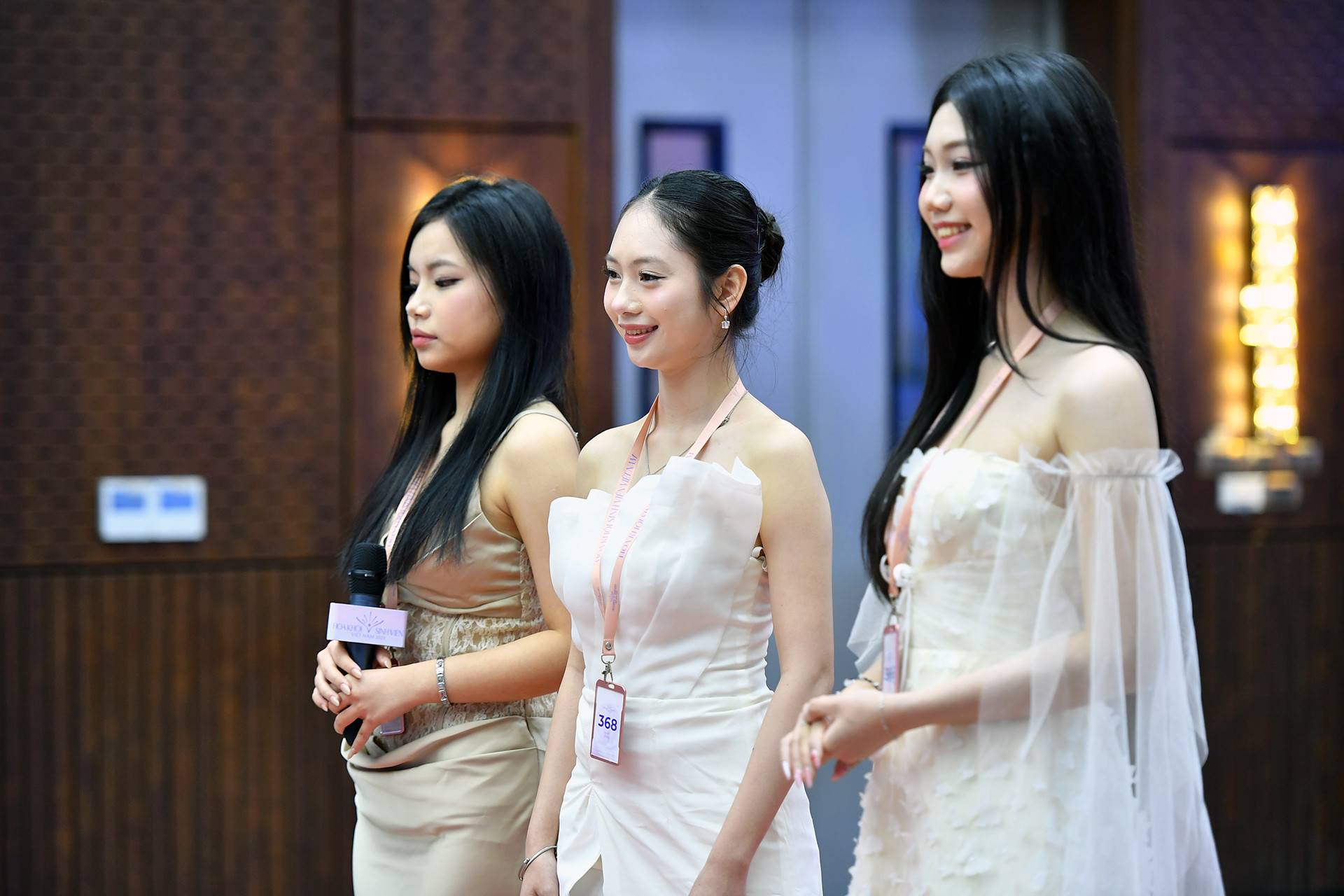 Các nữ sinh tham gia ứng xử theo hình thức 2 hoặc 3 người mỗi lượt nhằm tăng phần kịch tính cho vòng thi.