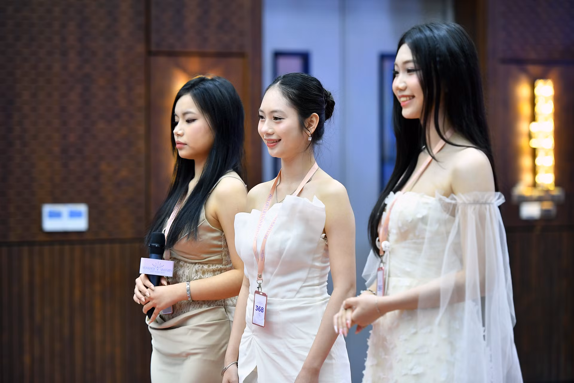 Các nữ sinh tham gia ứng xử theo hình thức 2 hoặc 3 người mỗi lượt nhằm tăng phần kịch tính cho vòng thi.