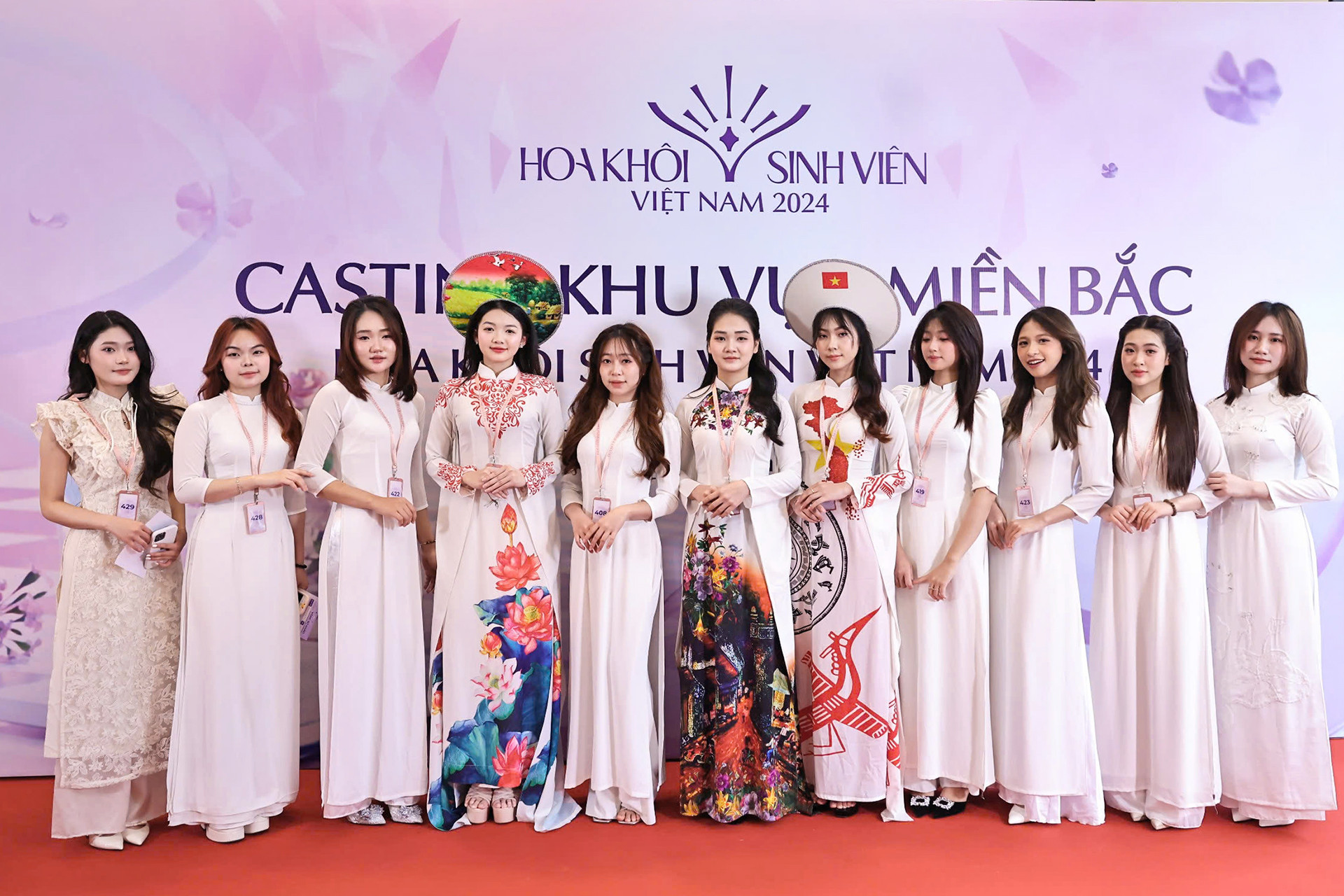 Các thí sinh đến địa điểm tổ chức vòng thi từ rất sớm trong những bộ áo dài đậm chất nữ sinh.