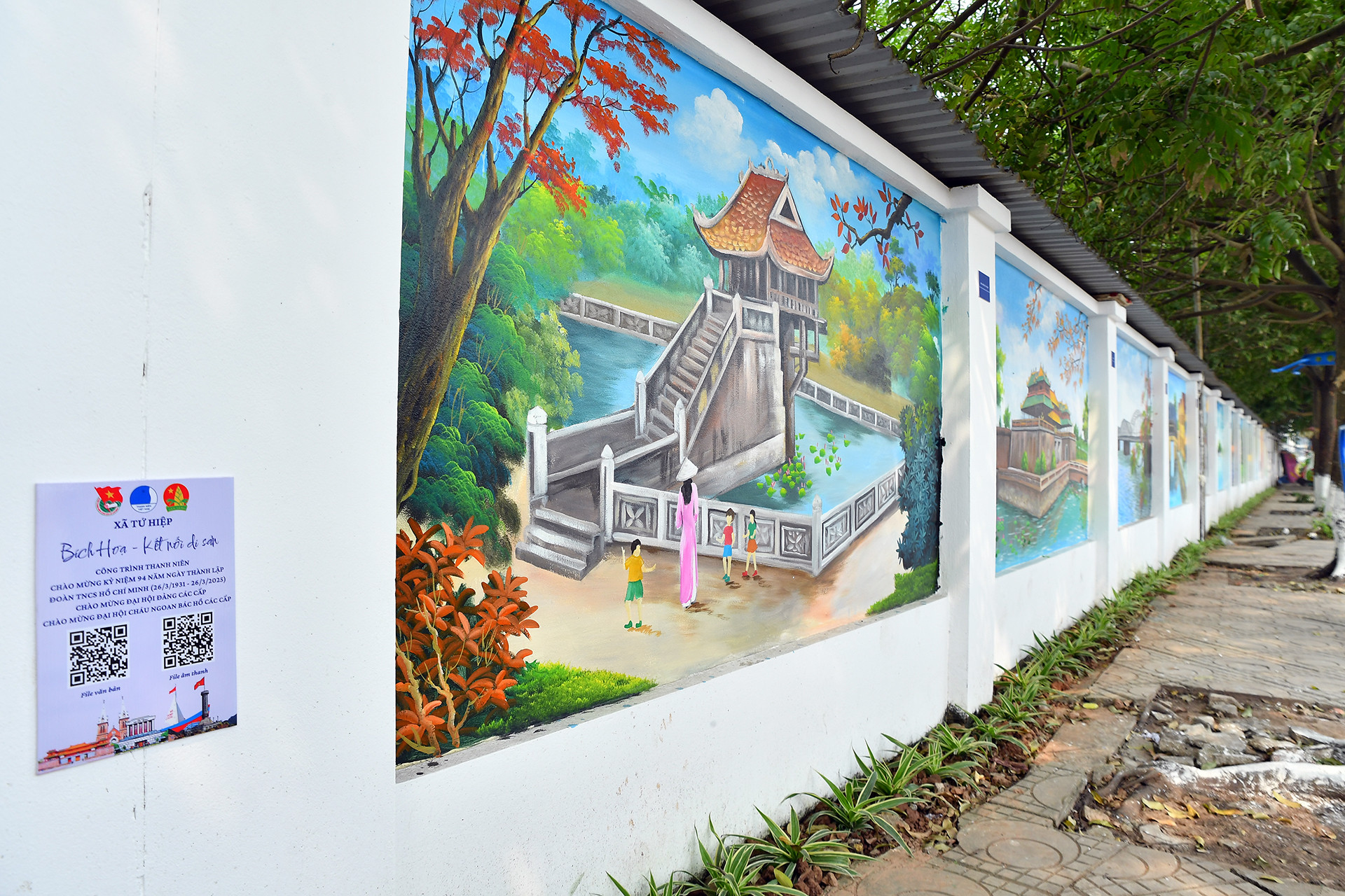 Cận cảnh công trình "Con đường bích họa" thể hiện những danh lam thắng cảnh của đất nước.