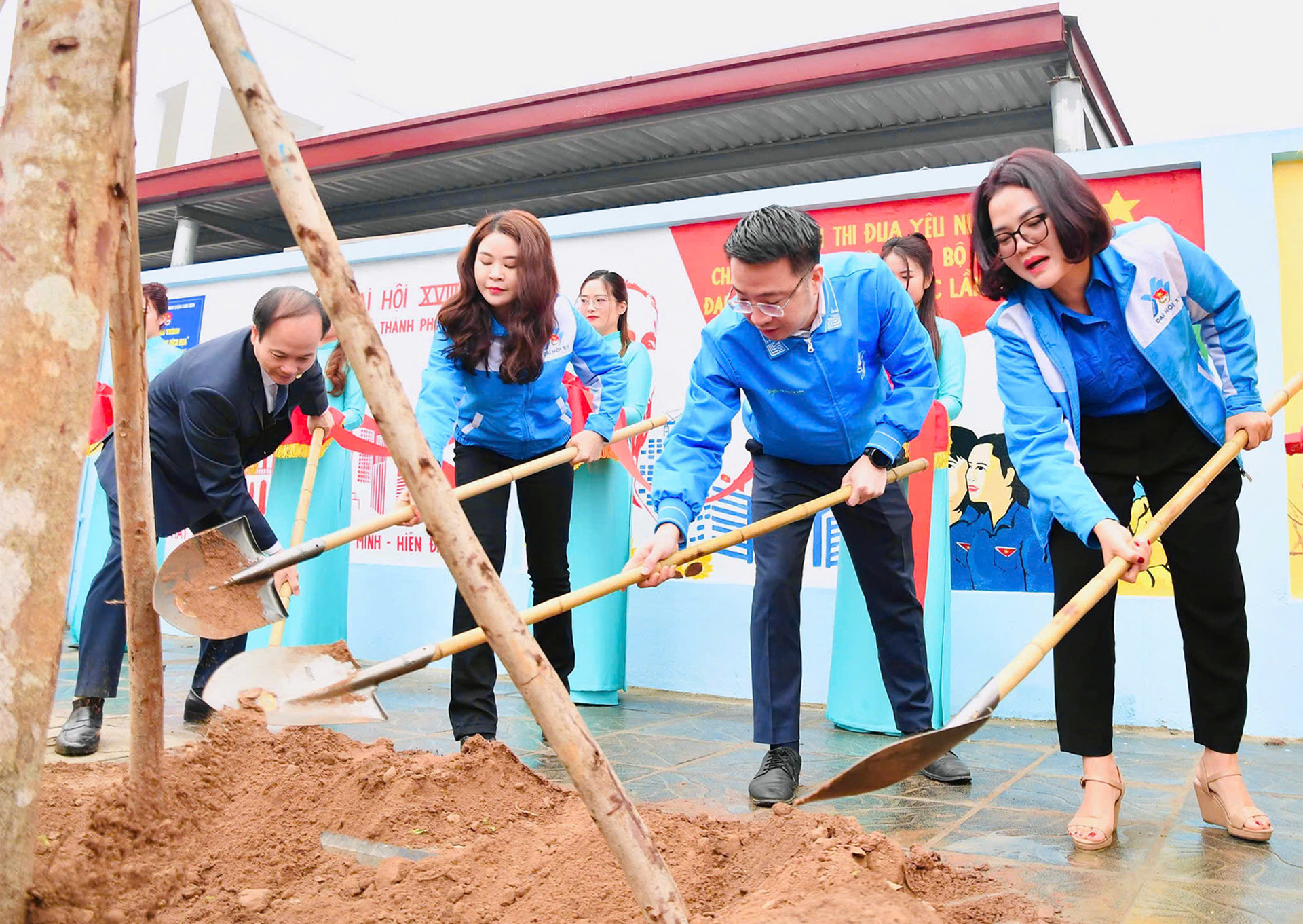 Đại diện lãnh đạo các đơn vị tham gia trồng cây hưởng ứng.